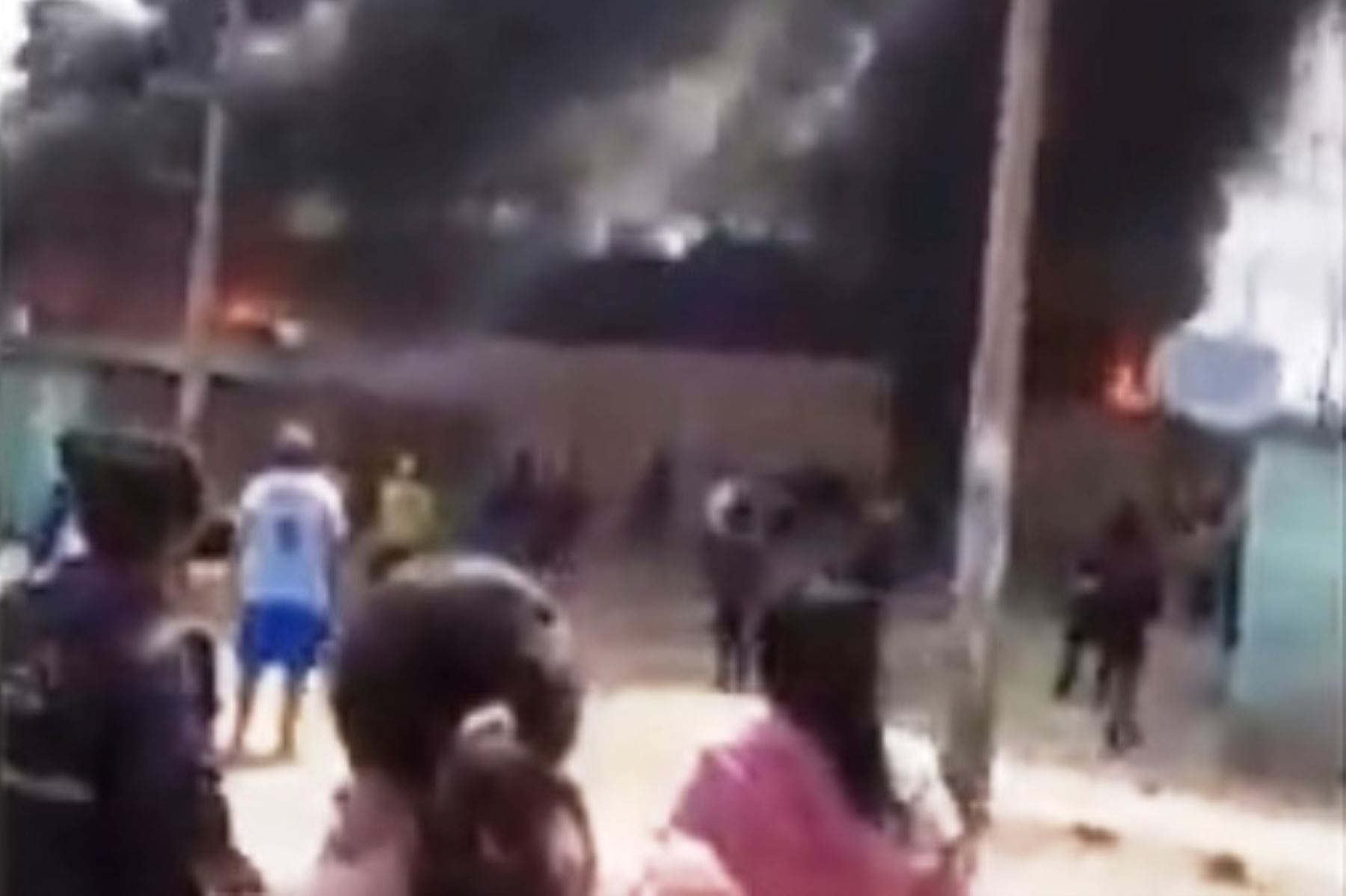 Incendio consume un inmueble en el distrito de Carabayllo. Foto: captura TV.