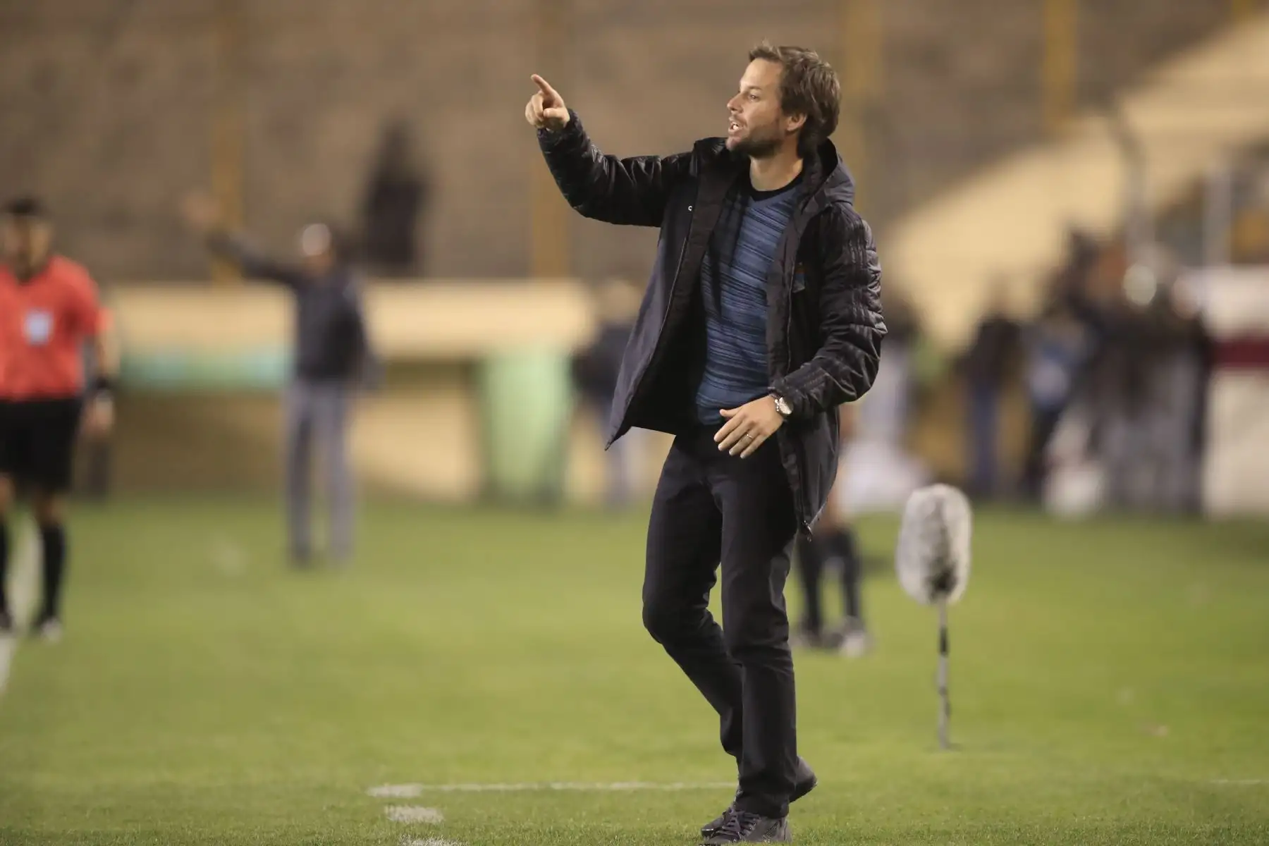 Manuel Barreto, entrenador de Sporting Cristal, dando indicaciones a sus dirigidos durante el partido contra Universitario de Deportes en el Estadio Monumental de Ate.       


Foto: Andina/Juan Carlos Guzmán Negrini