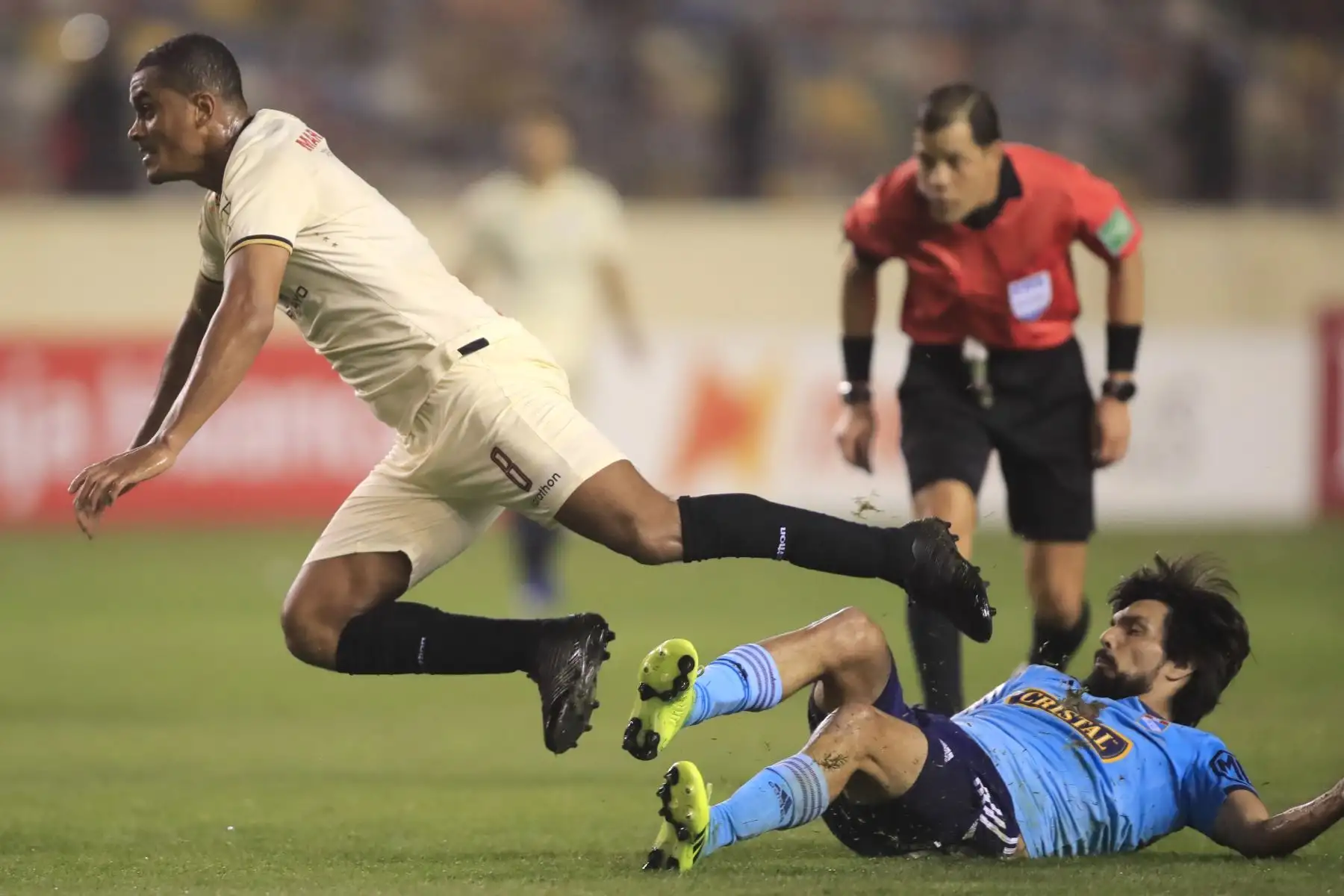 Jorge Cazulo del Sporting Cristal disputa el balón con Nelinho Quina de Universitario de Deportes en partido jugado en el Estadio Monumental de Ate.       


Foto: Andina/Juan Carlos Guzmán Negrini