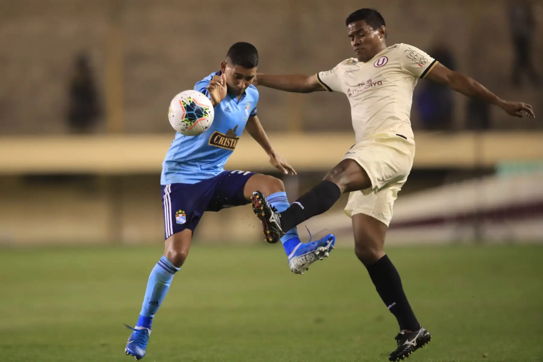 Cristian Palacios del Sporting Cristal disputa el balón con Jerson Vásquez de Universitario de Deportes en partido jugado en el Estadio Monumental de Ate.       


Foto: Andina/Juan Carlos Guzmán Negrini