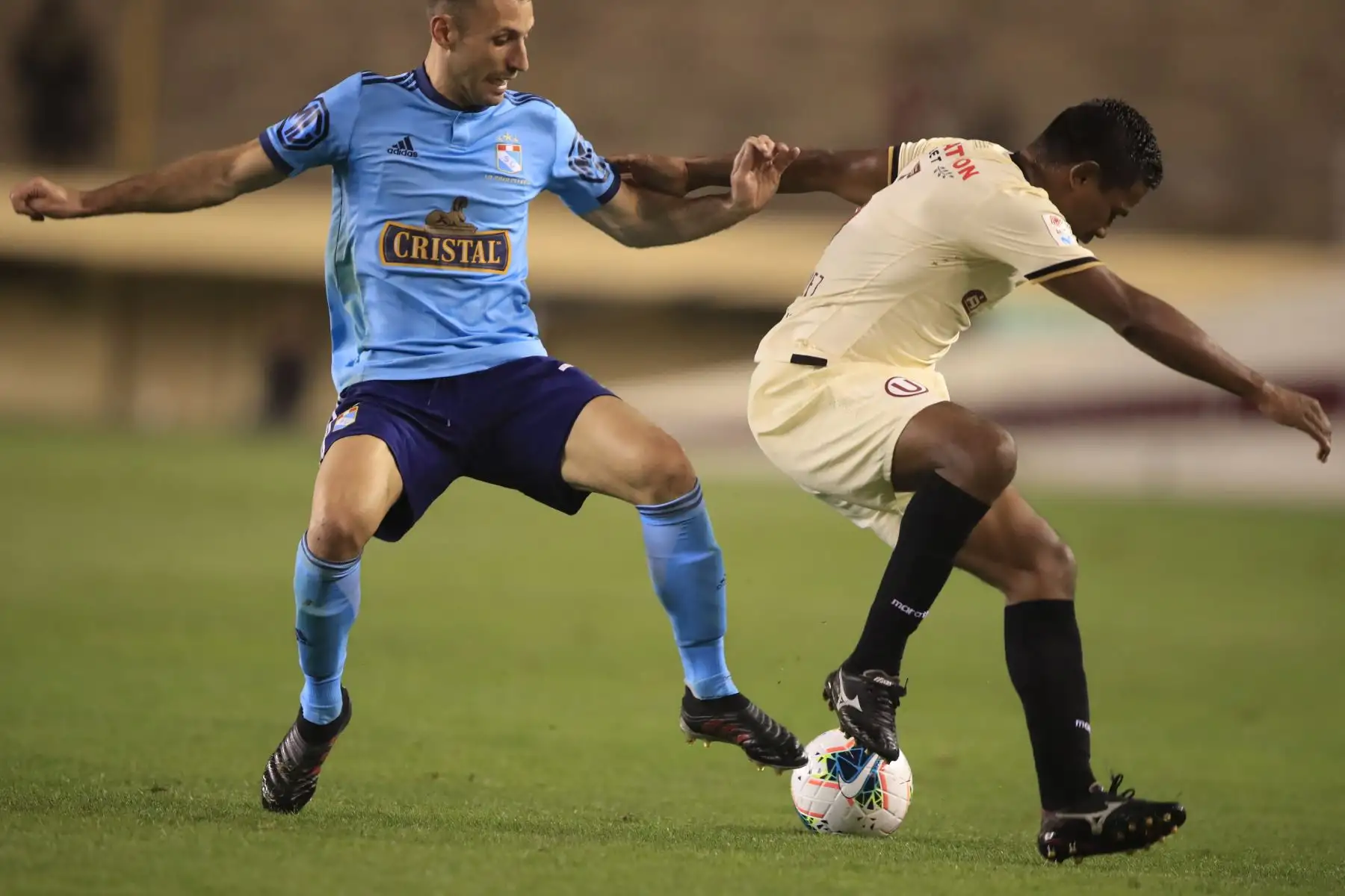 Horacio Calcaterra del Sporting Cristal disputa el balón con Jerson Vásquez de Universitario de Deportes en partido jugado en el Estadio Monumental de Ate.       


Foto: Andina/Juan Carlos Guzmán Negrini