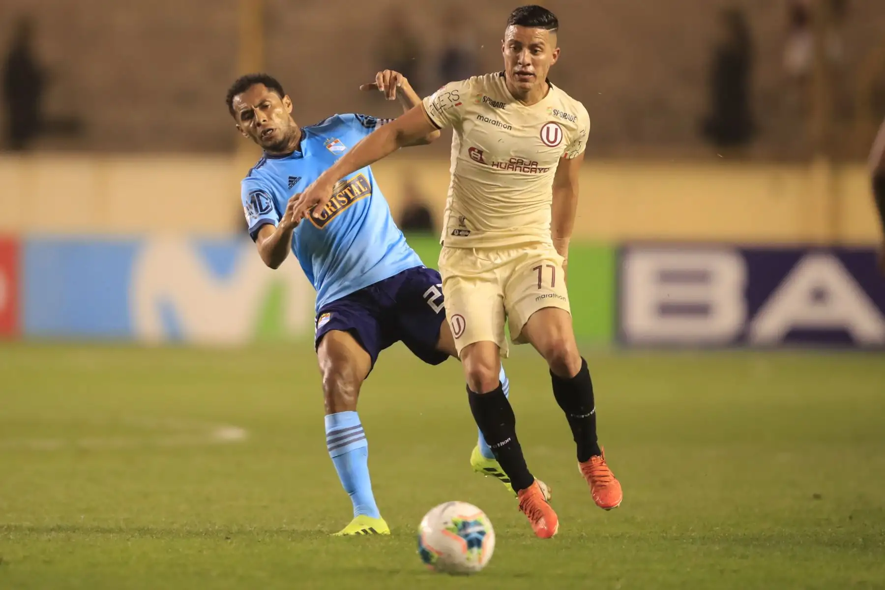 Carlos Lobatón del Sporting Cristal disputa el balón con Carlos Olascuaga de Universitario de Deportes en partido jugado en el Estadio Monumental de Ate.       


Foto: Andina/Juan Carlos Guzmán Negrini