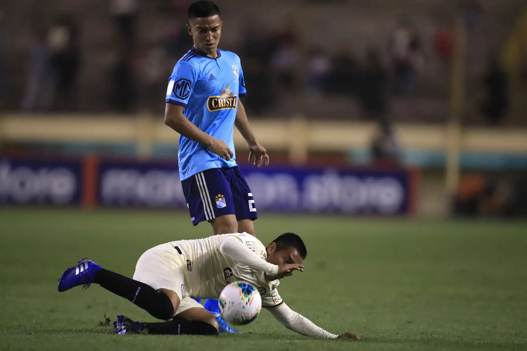 Johan Madrid del Sporting Cristal disputa el balón con Anthony Osorio de Universitario de Deportes en partido jugado en el Estadio Monumental de Ate.       


Foto: Andina/Juan Carlos Guzmán Negrini
