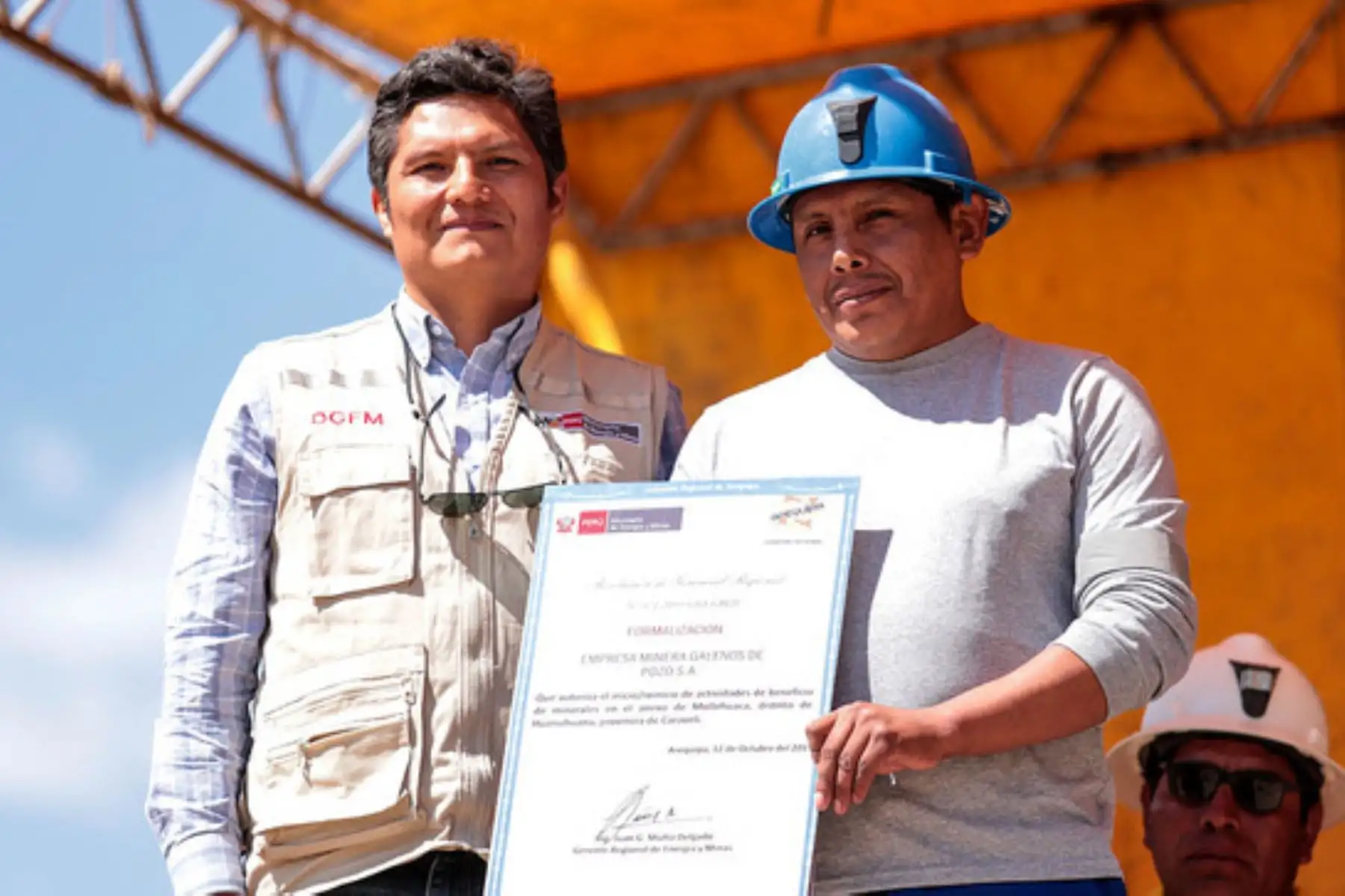 El titular de la Dirección General de Formalización Minera (DGFM), Lenin Valencia, entregó las resoluciones de inicio de actividades mineras en beneficio de 433 mineros socios.