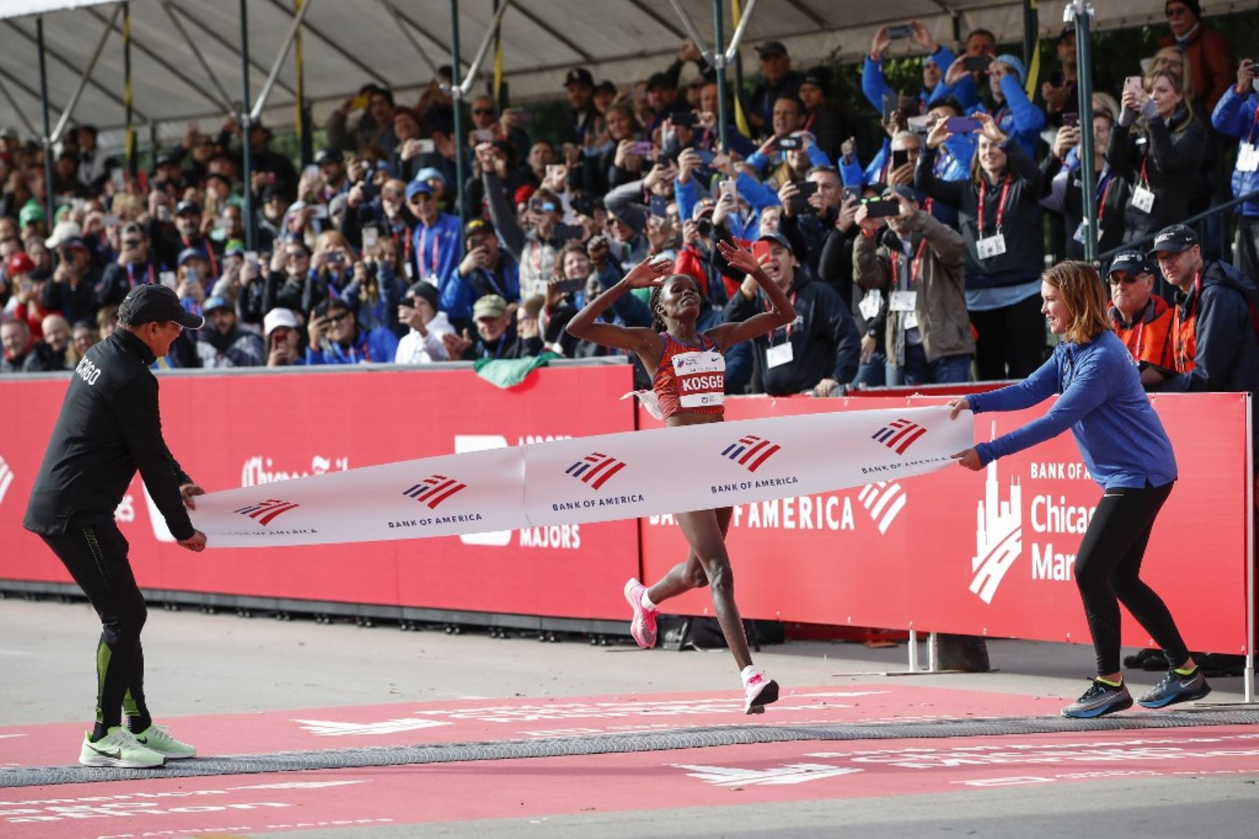 Keniana Kosgei bate récord mundial de Radcliffe en el maratón de Chicago