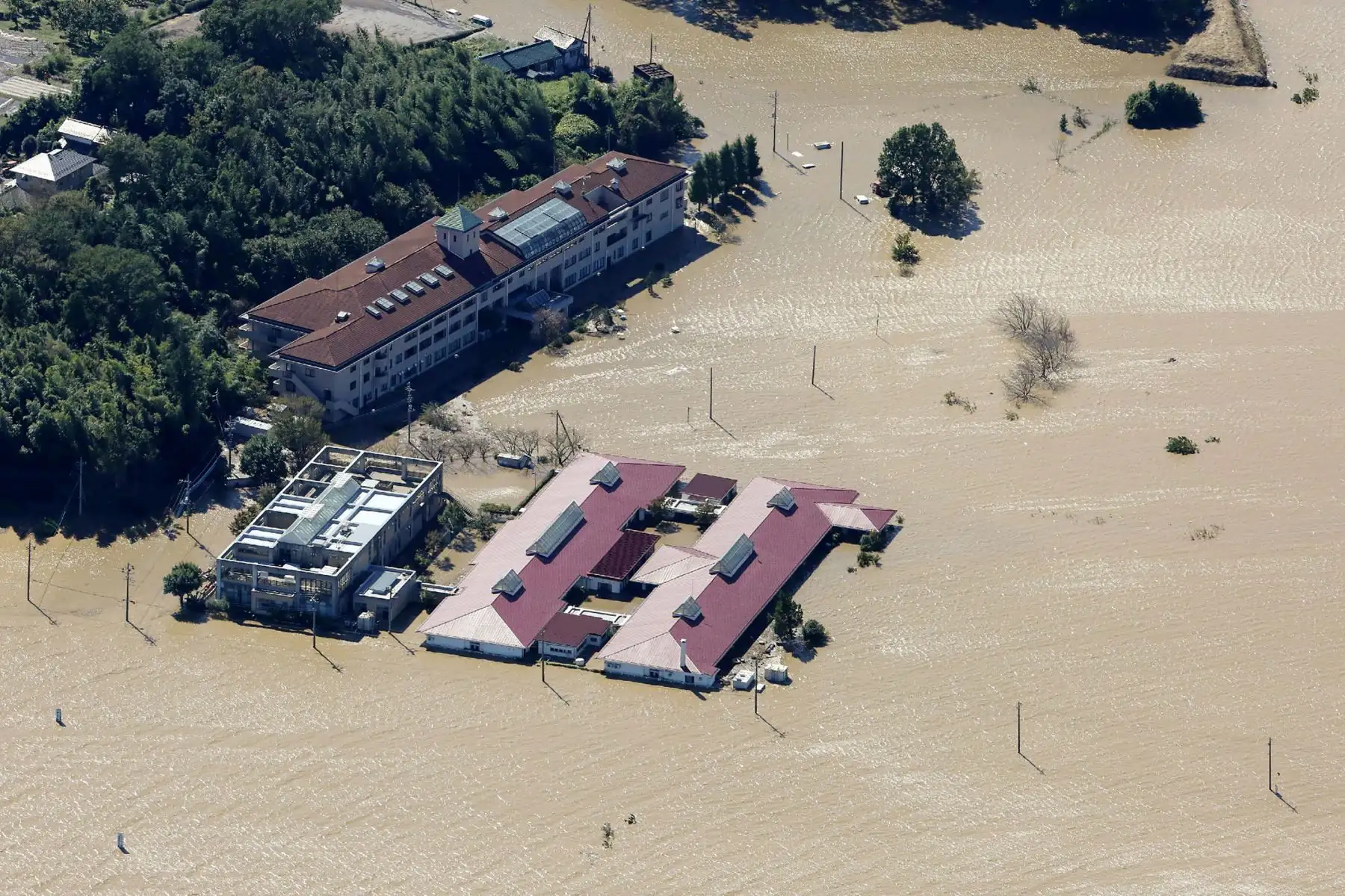 Vista aérea muestra casas inundadas junto a la orilla  del río Chikuma en Nagano, un día después de que el tifón Hagibis barriera el centro y este de Japón. Foto: AFP