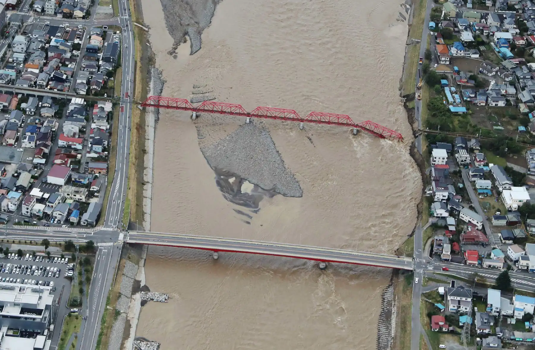 Vista aérea muestra casas inundadas junto a la orilla  del río Chikuma en Nagano, un día después de que el tifón Hagibis barriera el centro y este de Japón. Foto: AFP