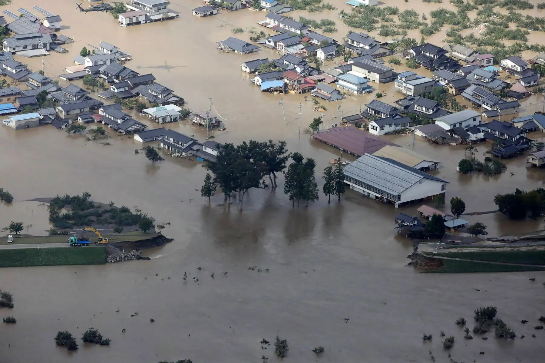 Vista aérea muestra casas inundadas junto a la orilla  del río Chikuma en Nagano, un día después de que el tifón Hagibis barriera el centro y este de Japón. Foto: AFP
