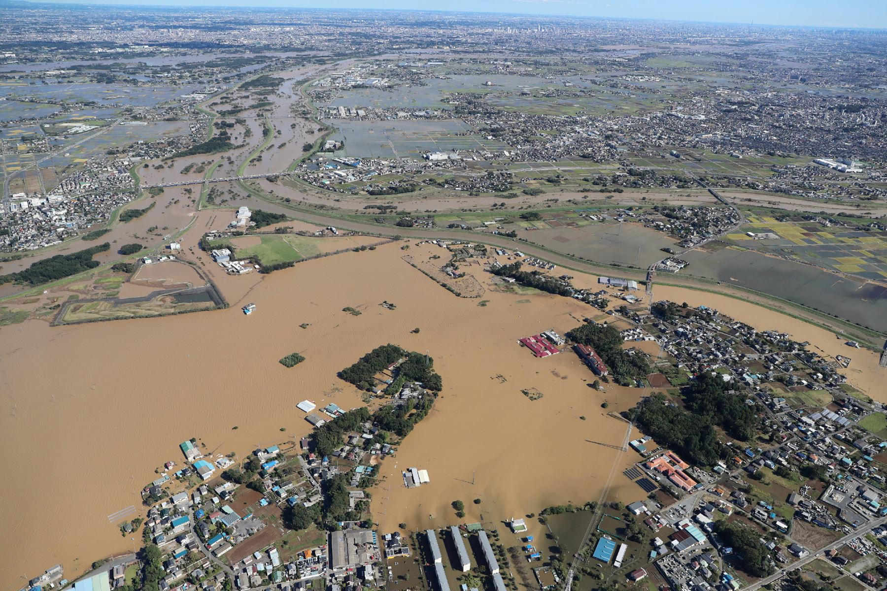 Vista aérea muestra casas inundadas junto a la orilla  del río Chikuma en Nagano, un día después de que el tifón Hagibis barriera el centro y este de Japón. Foto: AFP