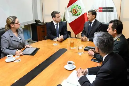 Titular del Interior se reunió con embajador de Venezuela y reafirmó que la lucha contra el crimen no distingue nacionalidad. Foto: Mininter