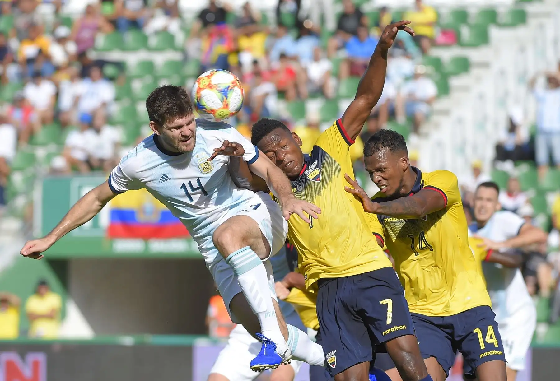 El defensor argentino Walter Kanemann compite  balón aéreo con el defensor ecuatoriano Pervis Estupinan. Foto: AFP