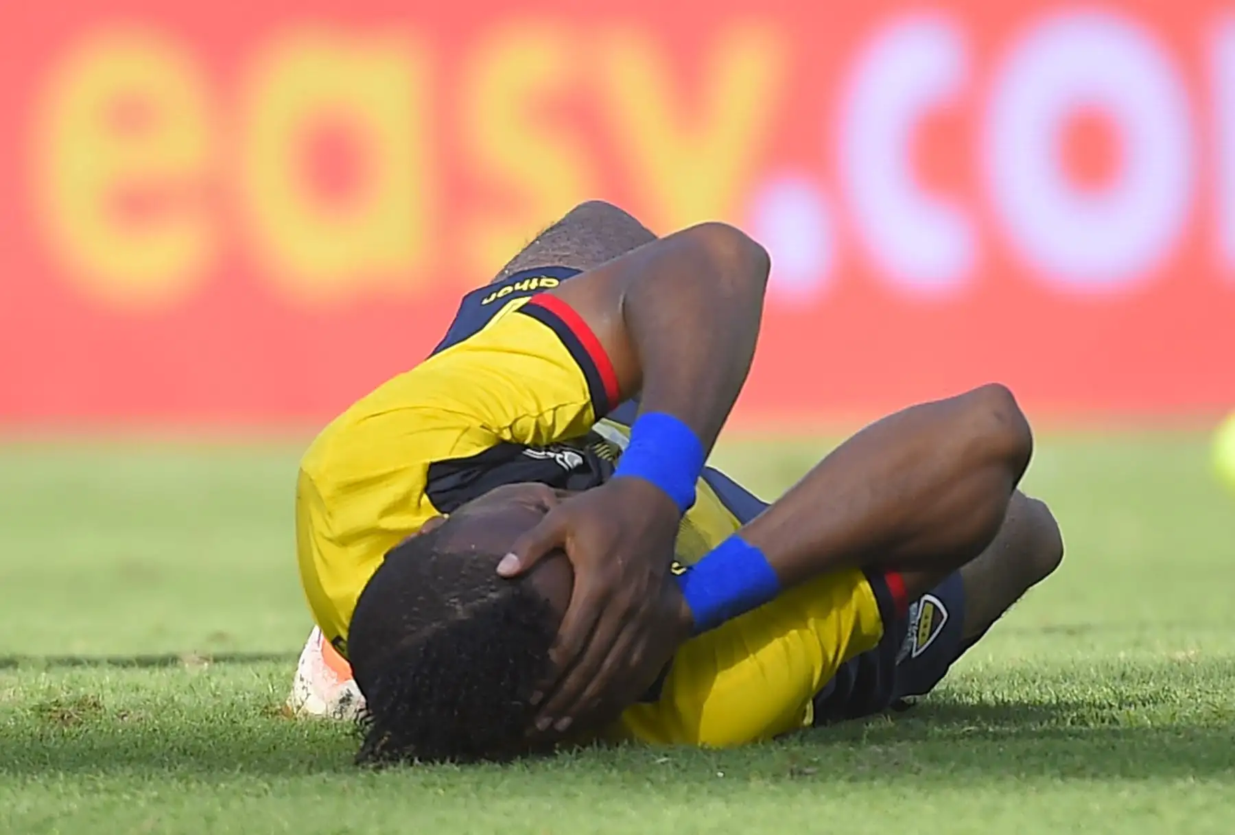 El delantero de Ecuador Michael Estrada hace tendido en el campo. Argentina goleó 6 a 1 a Ecuador en el partido amistoso. Foto: AFP
