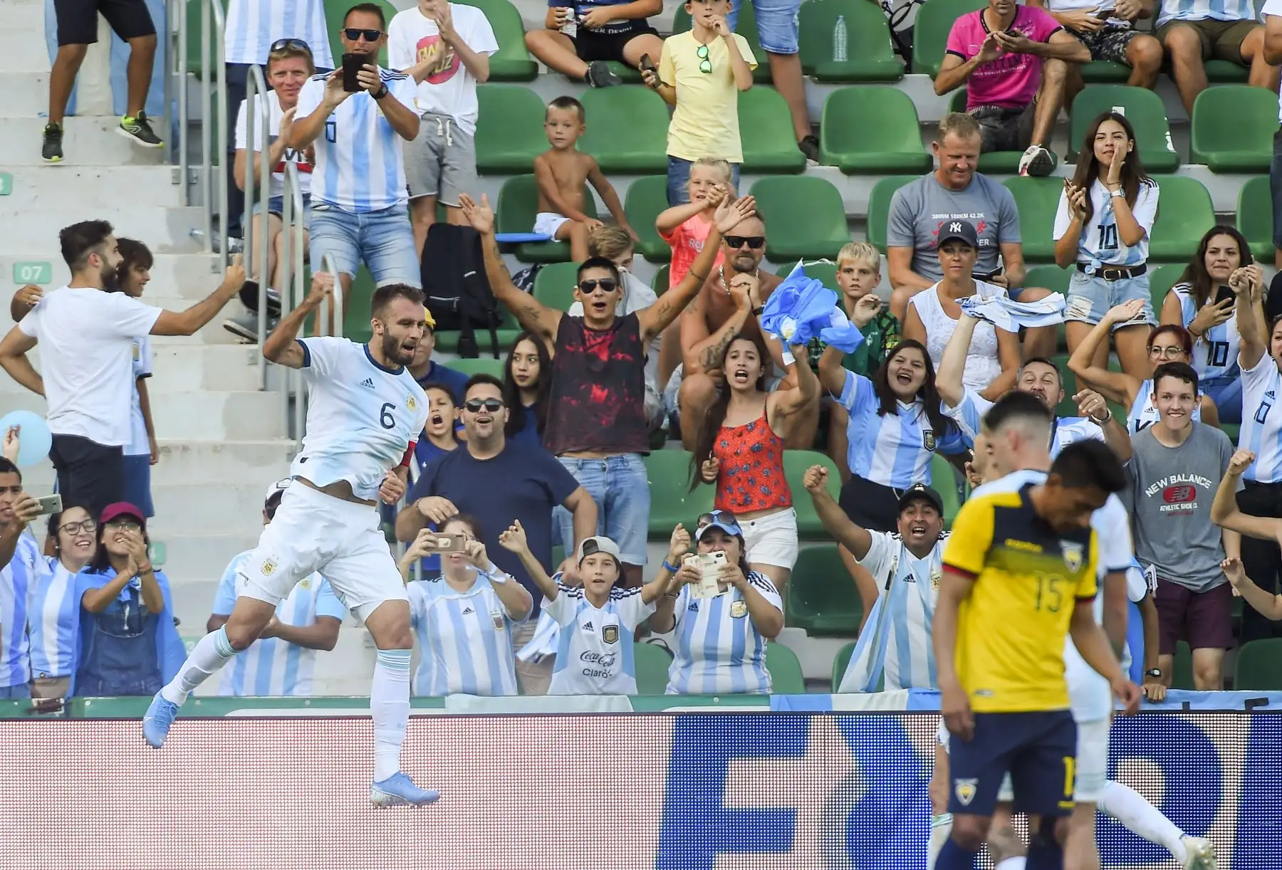 El defensor argentino German Pezella celebra tras anotación a Ecuador. Foto: AFP