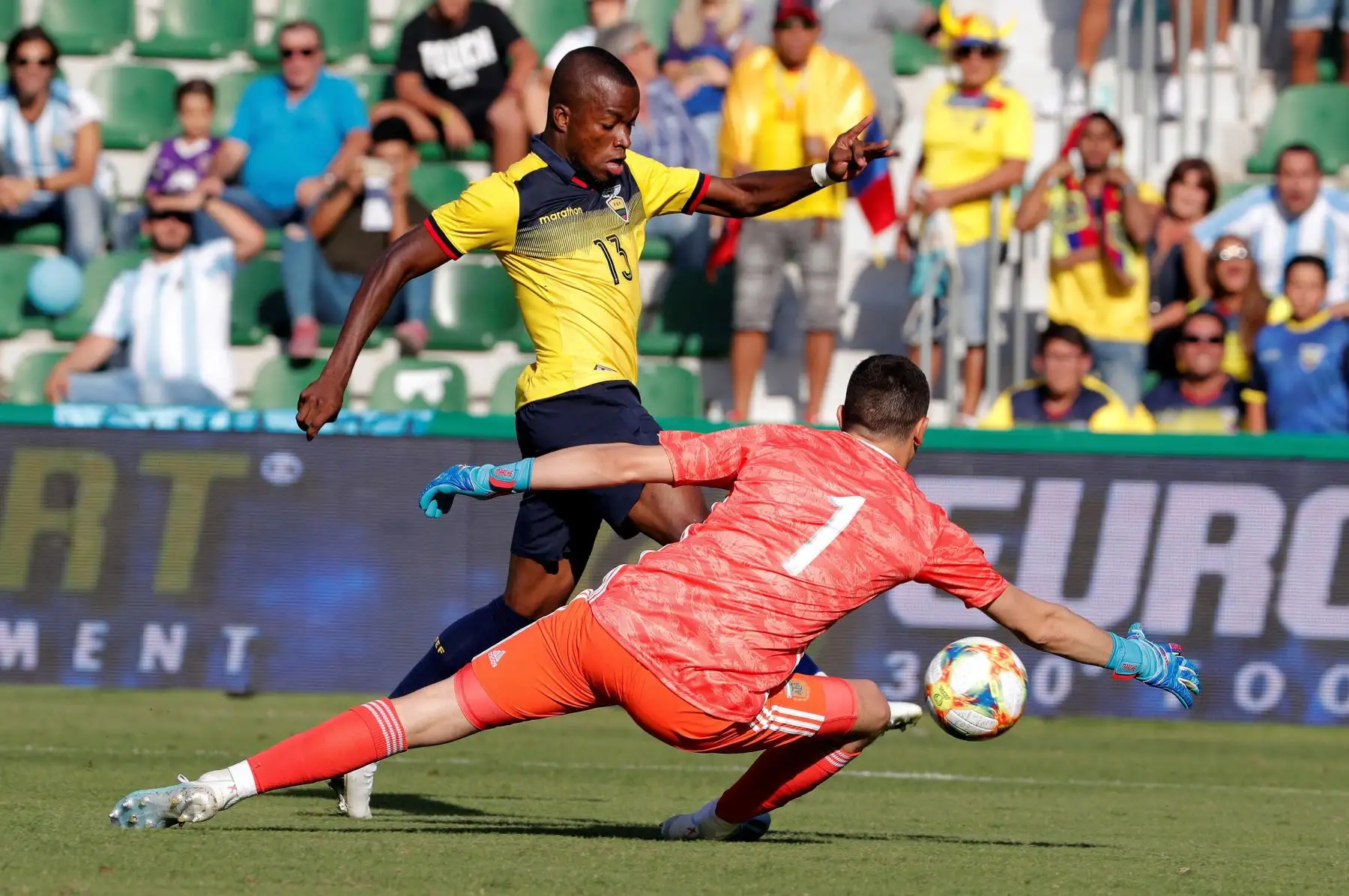 El guardameta argentino Agustin Marchesin intenta detener al delantero de Ecuador Enner Valencia en el partido amistoso disputado en estadio Martínez Valero, en España. Foto: EFE