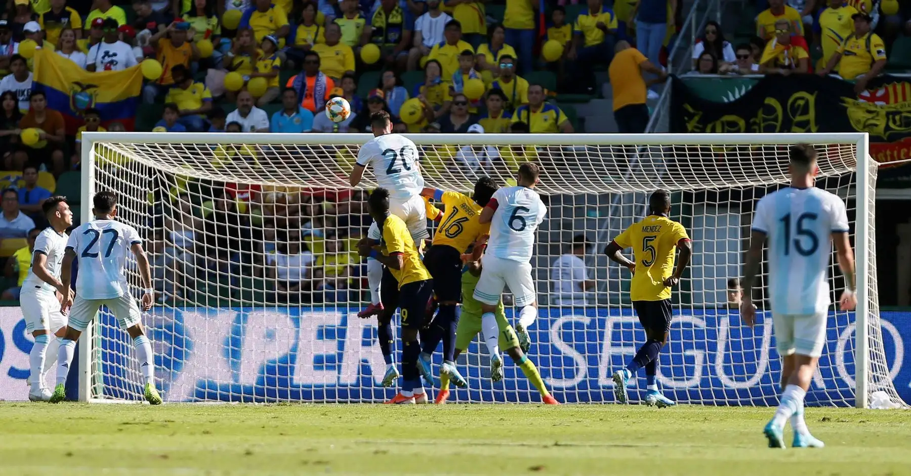 El delantero de argentino Lucas Alario marca de cabeza en goleada a  Ecuador . Foto: EFE