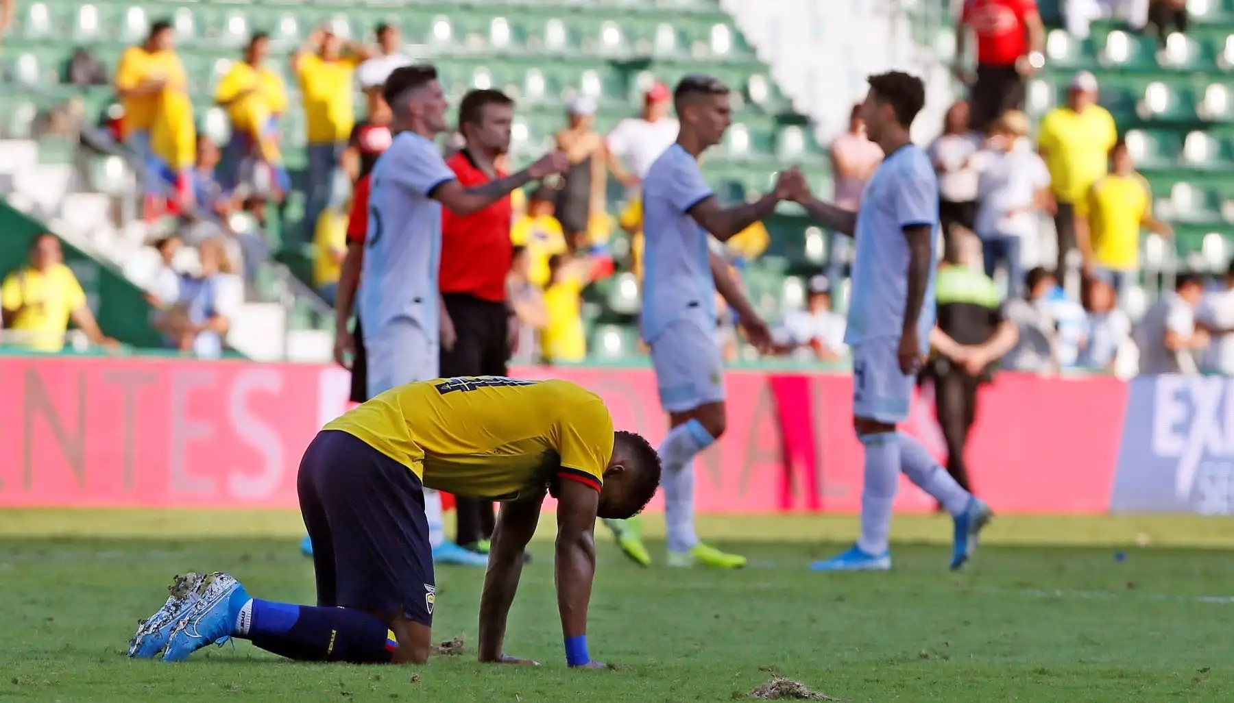 El jugador de ecuatoriano Darlo Aimar se lamenta tras goleada de Ecuador. Foto: EFE