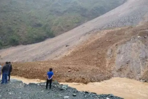 Con maquinaria pesada se efectúan trabajos de limpieza en el tramo carretero Chalhuamayo-San Francisco región Ayacuchho, para restablecer el tránsito.