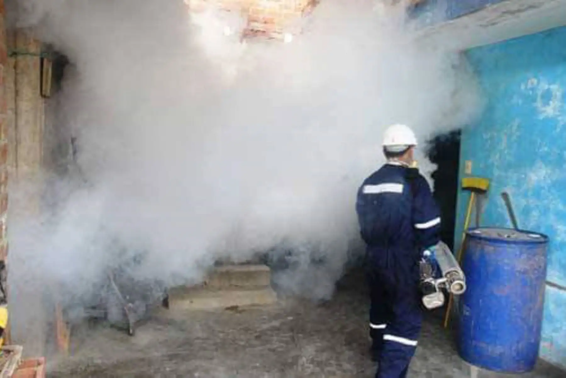 Con fumigación se busca eliminar criaderos del Aedes aegypti, mosquito transmisor del dengue, en Quillabamba, en la selva de la región Cusco.
