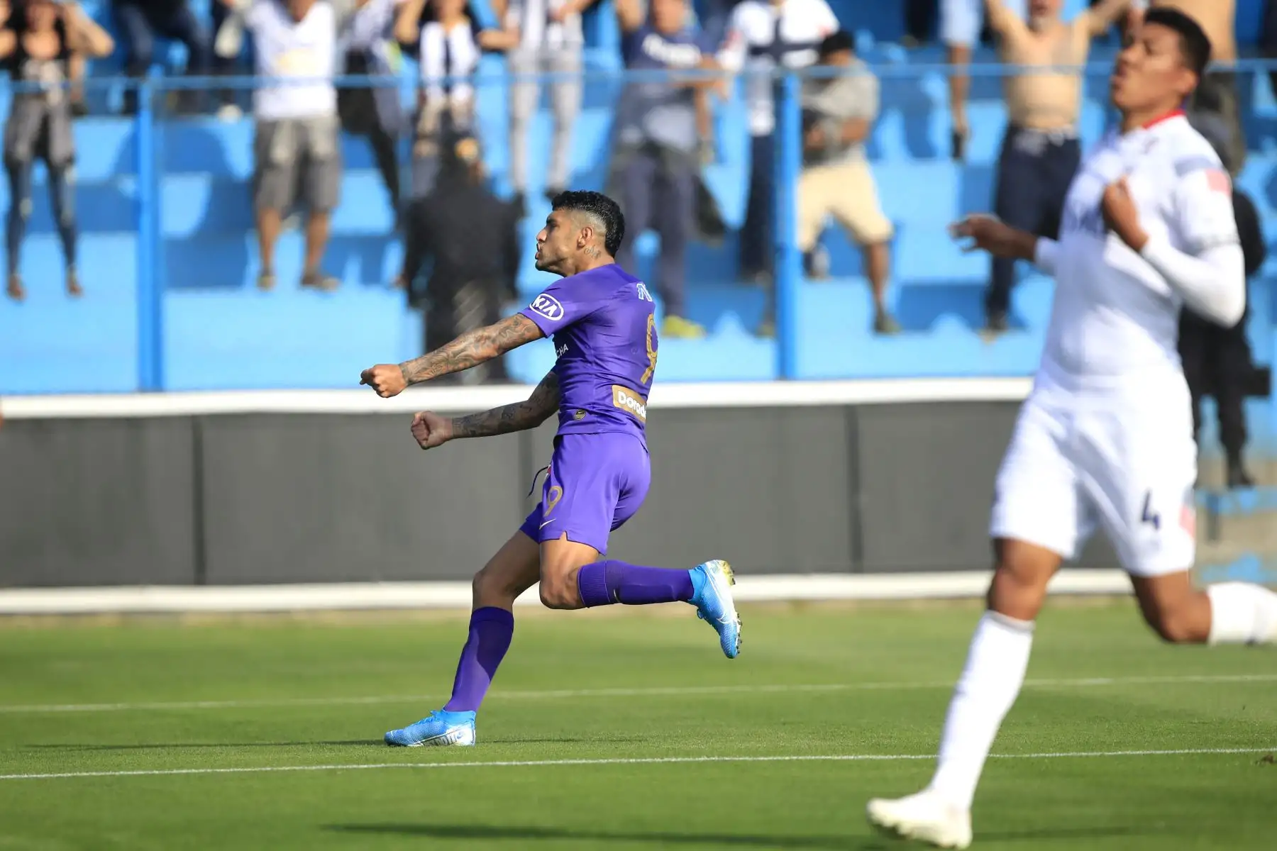 Celebración de Adrián Balboa de Alianza Lima luego de anotar un gol durante el partido contra San Martín jugado en el estadio Alberto Gallardo.       


Foto: Andina/Juan Carlos Guzmán Negrini
