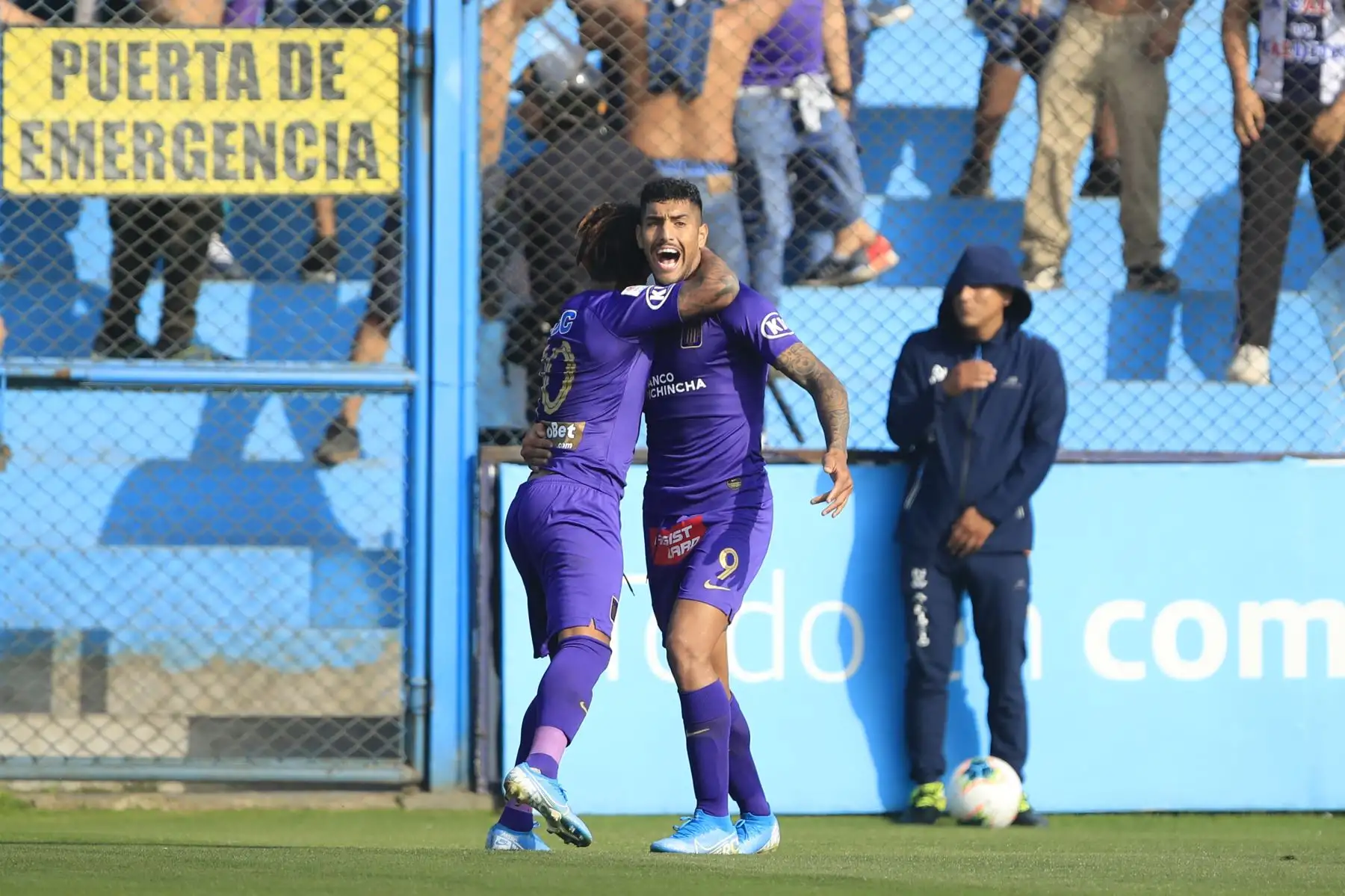 Celebración de Adrián Balboa de Alianza Lima luego de anotar un gol durante el partido contra San Martín jugado en el estadio Alberto Gallardo.       


Foto: Andina/Juan Carlos Guzmán Negrini
