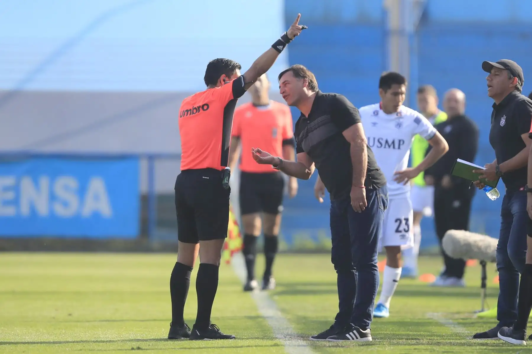 Entrenador de la San Martín, Carlos Bustos, reclamando al árbitro durante el partido contra Alianza Lima jugado en el estadio Alberto Gallardo.       


Foto: Andina/Juan Carlos Guzmán Negrini