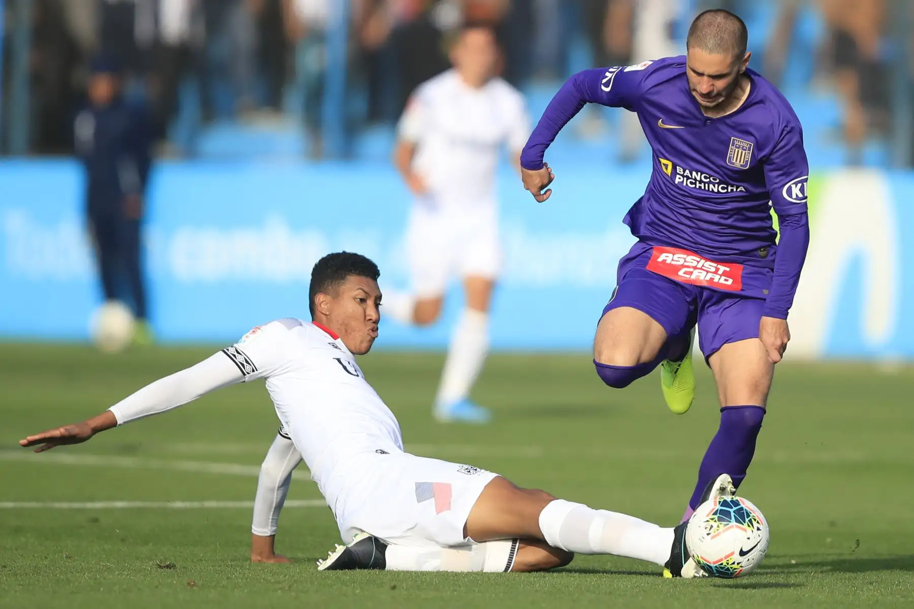 Felipe Rodríguez de Alianza Lima disputa el balón durante el partido contra San Martín jugado en el estadio Alberto Gallardo.       


Foto: Andina/Juan Carlos Guzmán Negrini