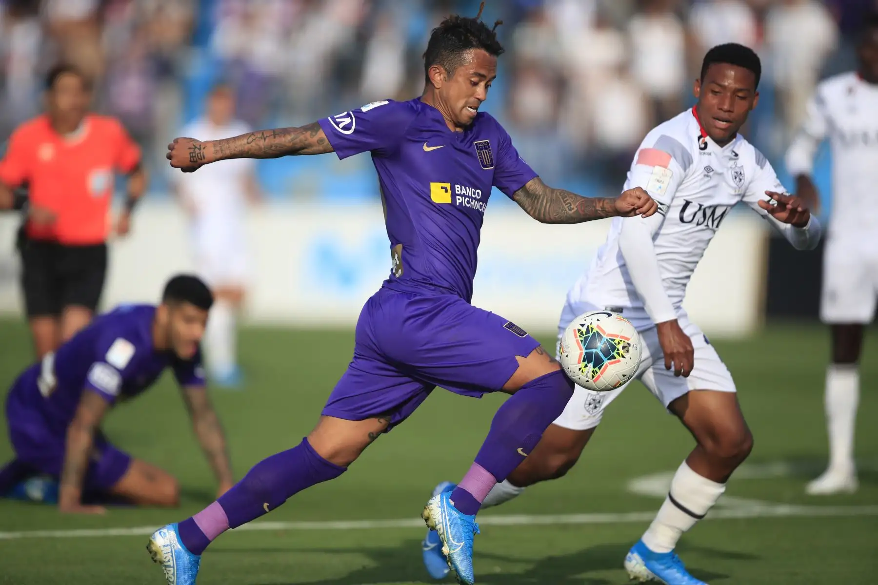 Joazhiño Arroe de Alianza Lima conduce el balón durante el partido contra San Martín jugado en el estadio Alberto Gallardo.       


Foto: Andina/Juan Carlos Guzmán Negrini