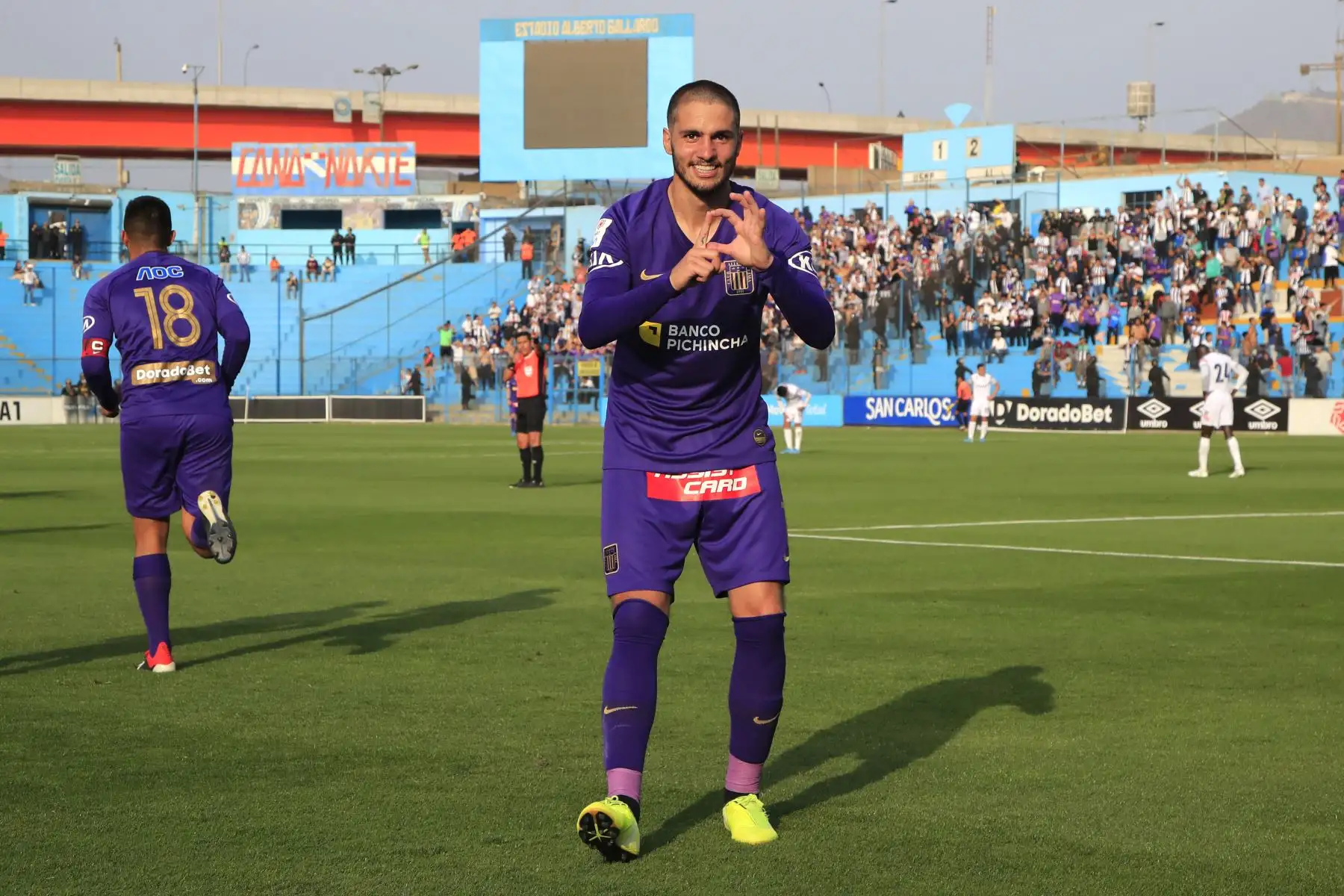 Celebración de Felipe Rodríguez de Alianza Lima luego de anotar  durante el partido contra San Martín jugado en el estadio Alberto Gallardo.       


Foto: Andina/Juan Carlos Guzmán Negrini