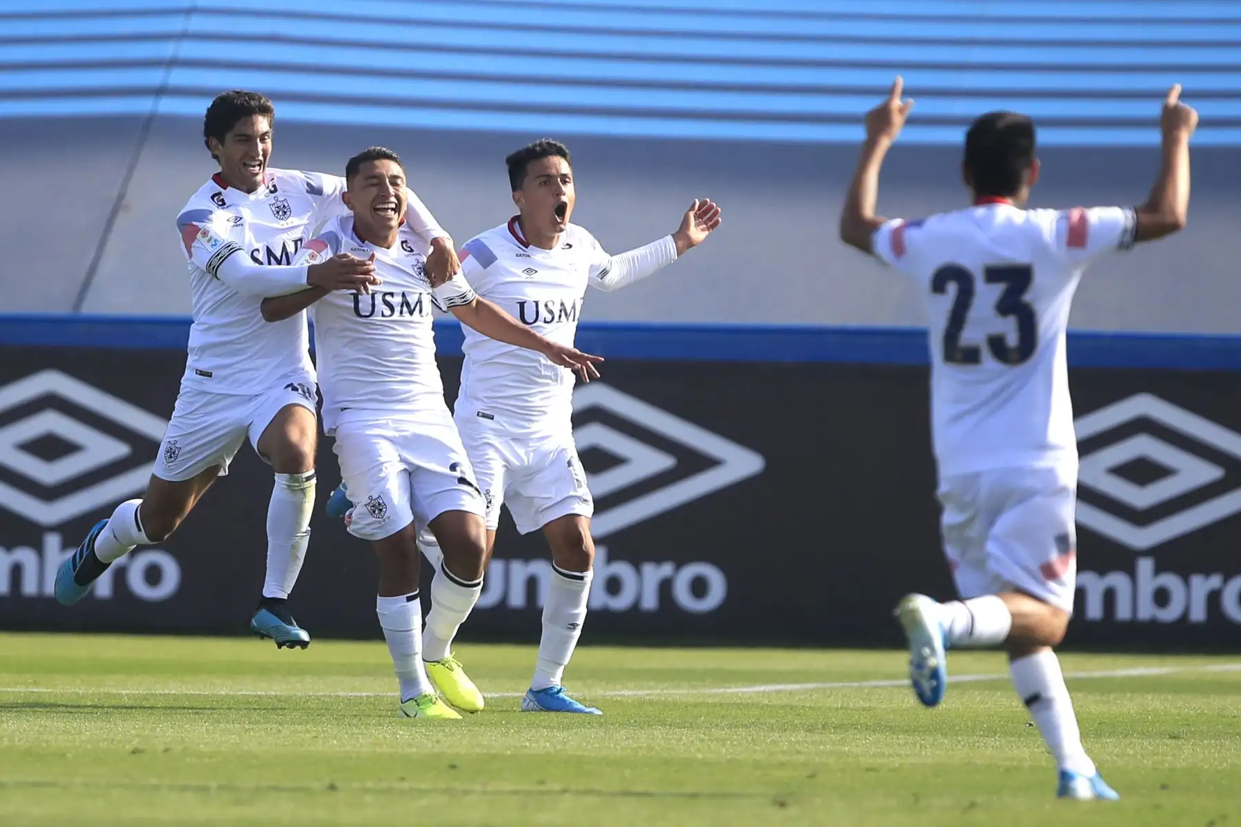 Celebración de Yamir Oliva de la San Martín luego de anotar  el primer gol durante el partido contra Alianza Lima jugado en el estadio Alberto Gallardo.       


Foto: Andina/Juan Carlos Guzmán Negrini