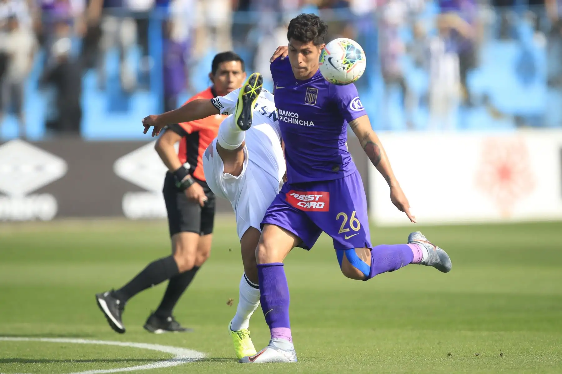Hansel Riojas de Alianza Lima en disputa del balón con Yamir Oliva de la San Martín en partido disputado en el estadio Alberto Gallardo.    


Foto: Andina/Juan Carlos Guzmán Negrini