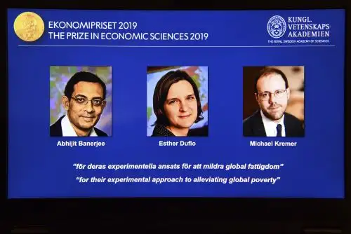 La franco-estadounidense Esther Duflo y los también estadounidenses Abhijit Banerjee nacido en India- y Michael Kremer, ganaron el Premio Nobel de Economía. Foto: AFP