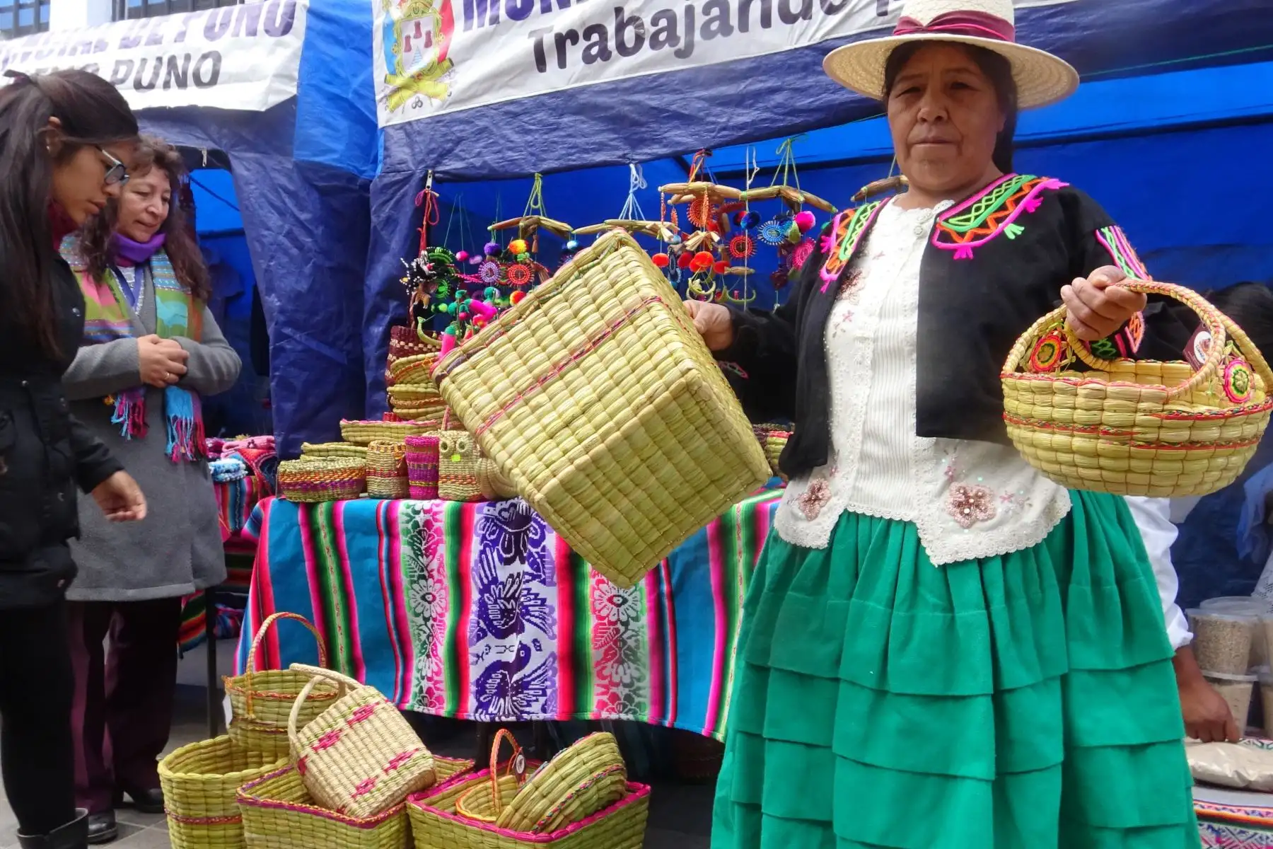 Artesanos de Puno elaboran canastas de totora para sustituir bolsas de plástico.Foto:  ANDINA