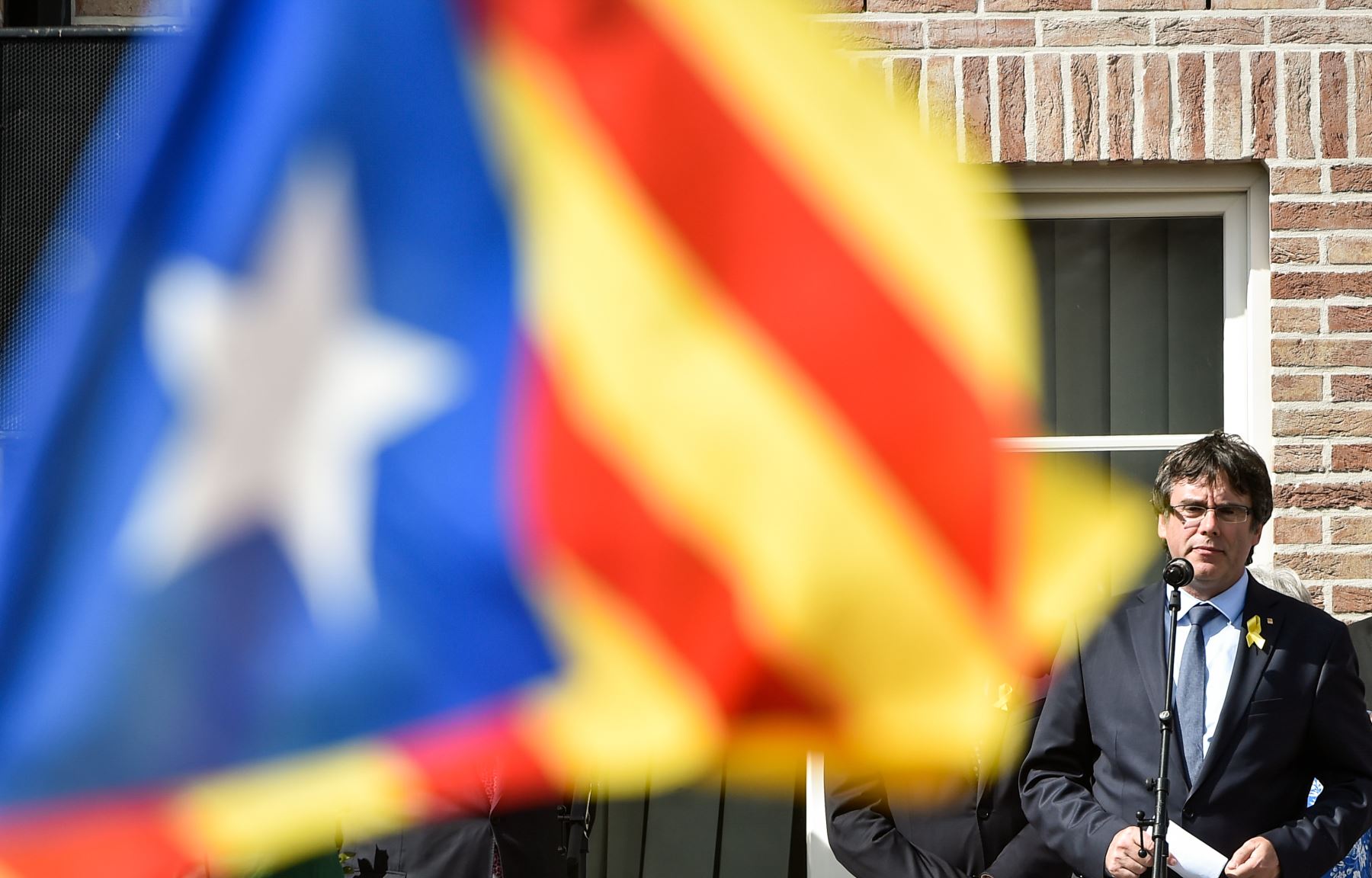 Un juez español emitió este lunes una nueva orden internacional de detención contra el expresidente catalán Carles Puigdemont. Foto: AFP.