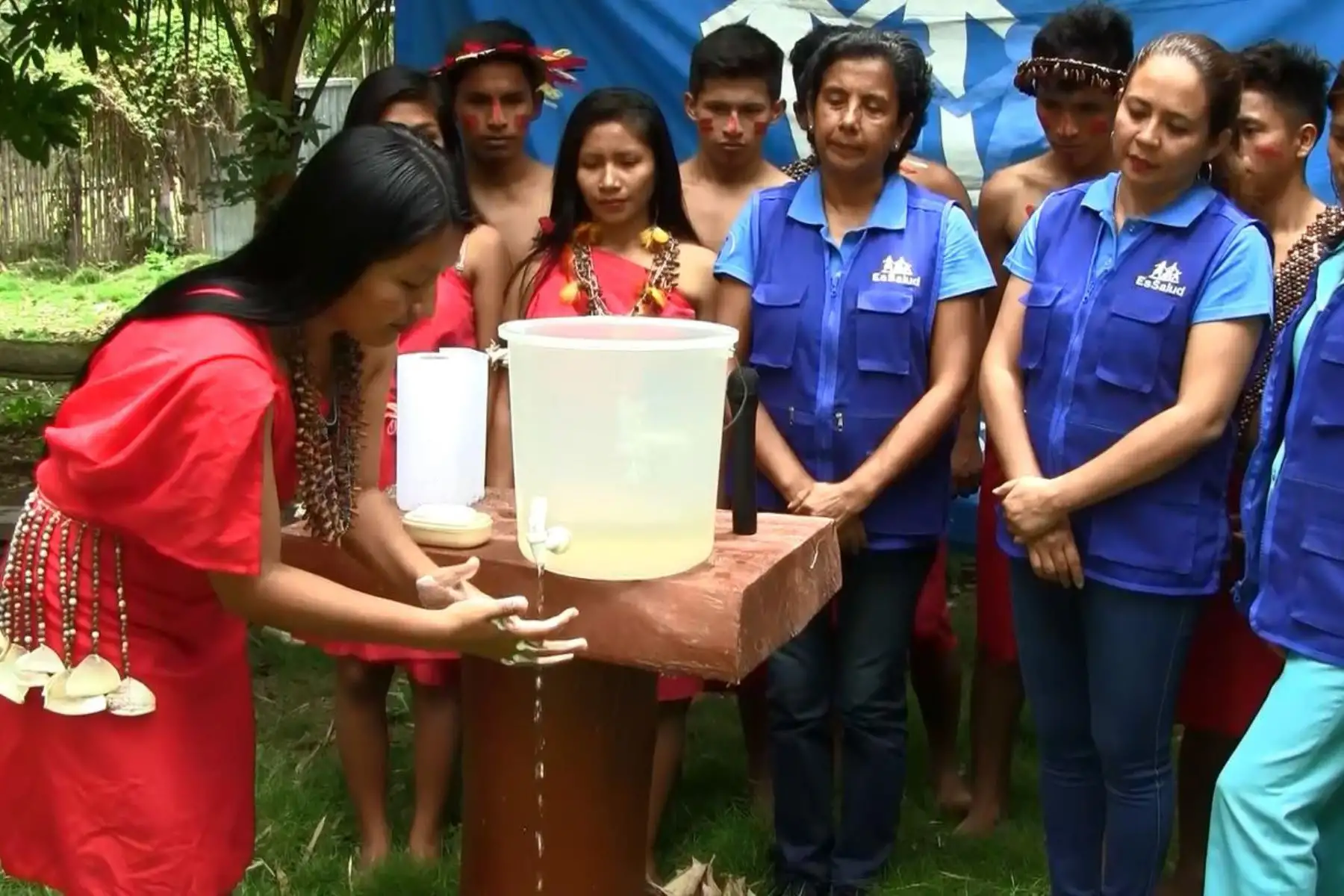 Brigadas de EsSalud enseñan lavado de manos en awajún a comunidades indígenas de Amazonas para prevenir enfermedades. Foto: ANDINA/Difusión.