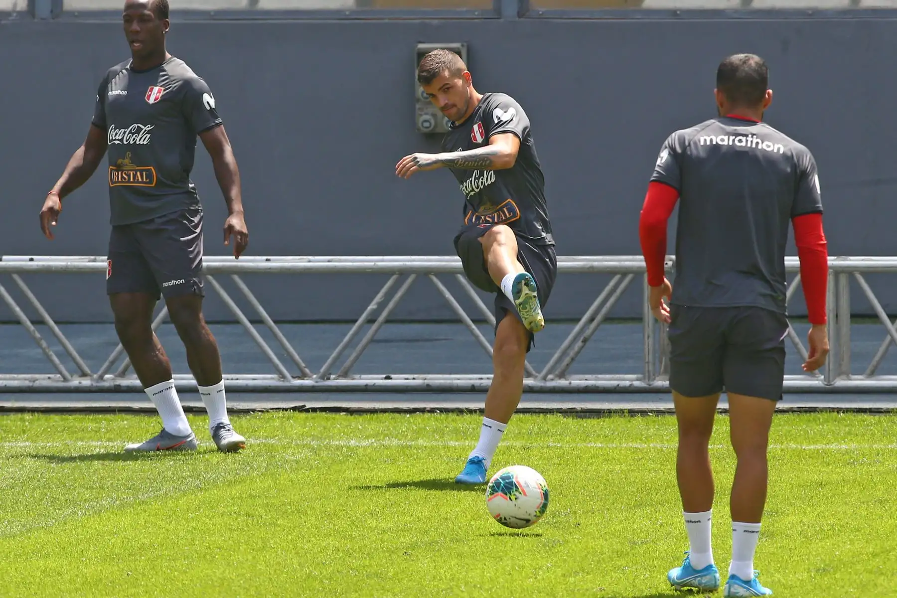 Gabriel Costa, durante el entrenamiento de la selección peruana en el Estadio Nacional con miras al duelo que sostendrá ante su similar de Uruguay. Foto: ANDINA/Héctor Vinces