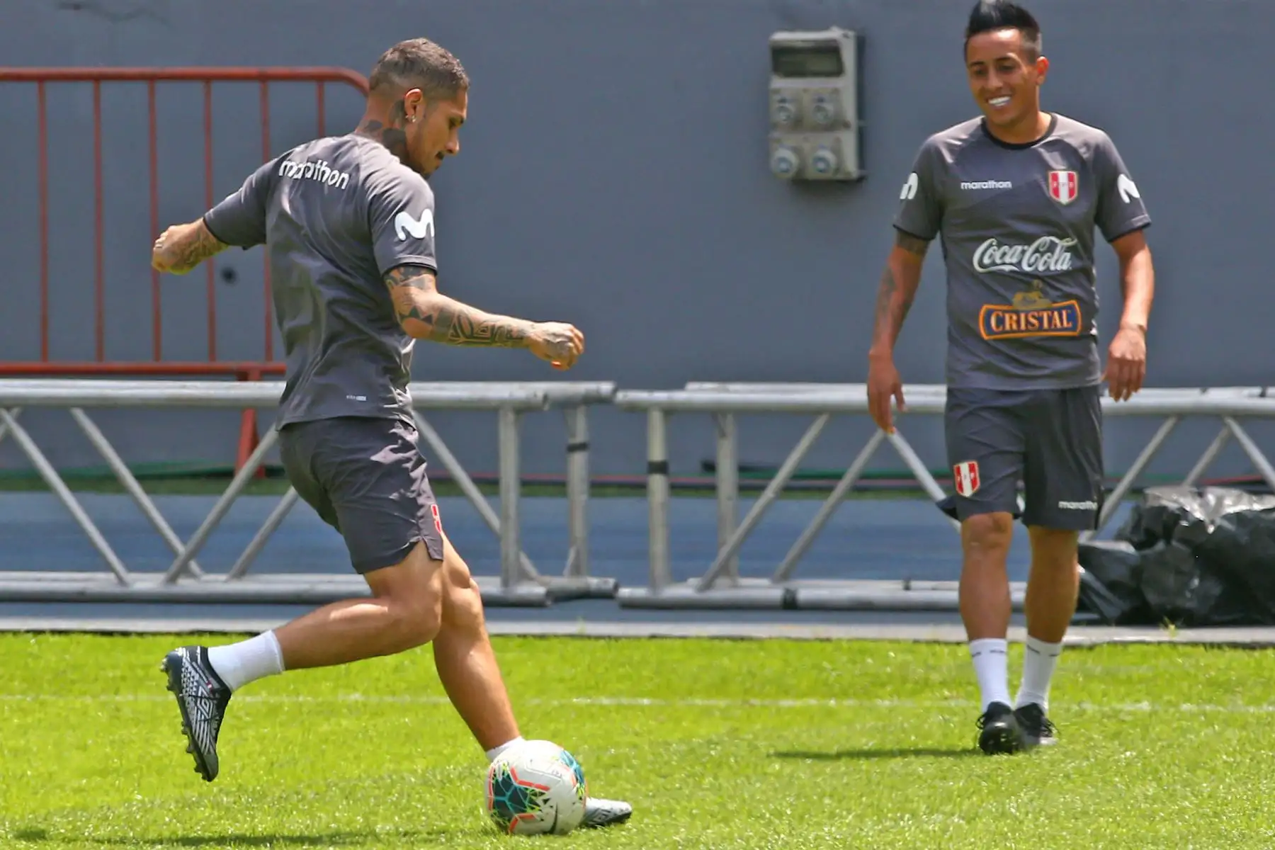Paolo Guerrero y Christian Cueva, durante el entrenamiento de la selección peruana en el Estadio Nacional con miras al duelo que sostendrá ante su similar de Uruguay. Foto: ANDINA/Héctor Vinces