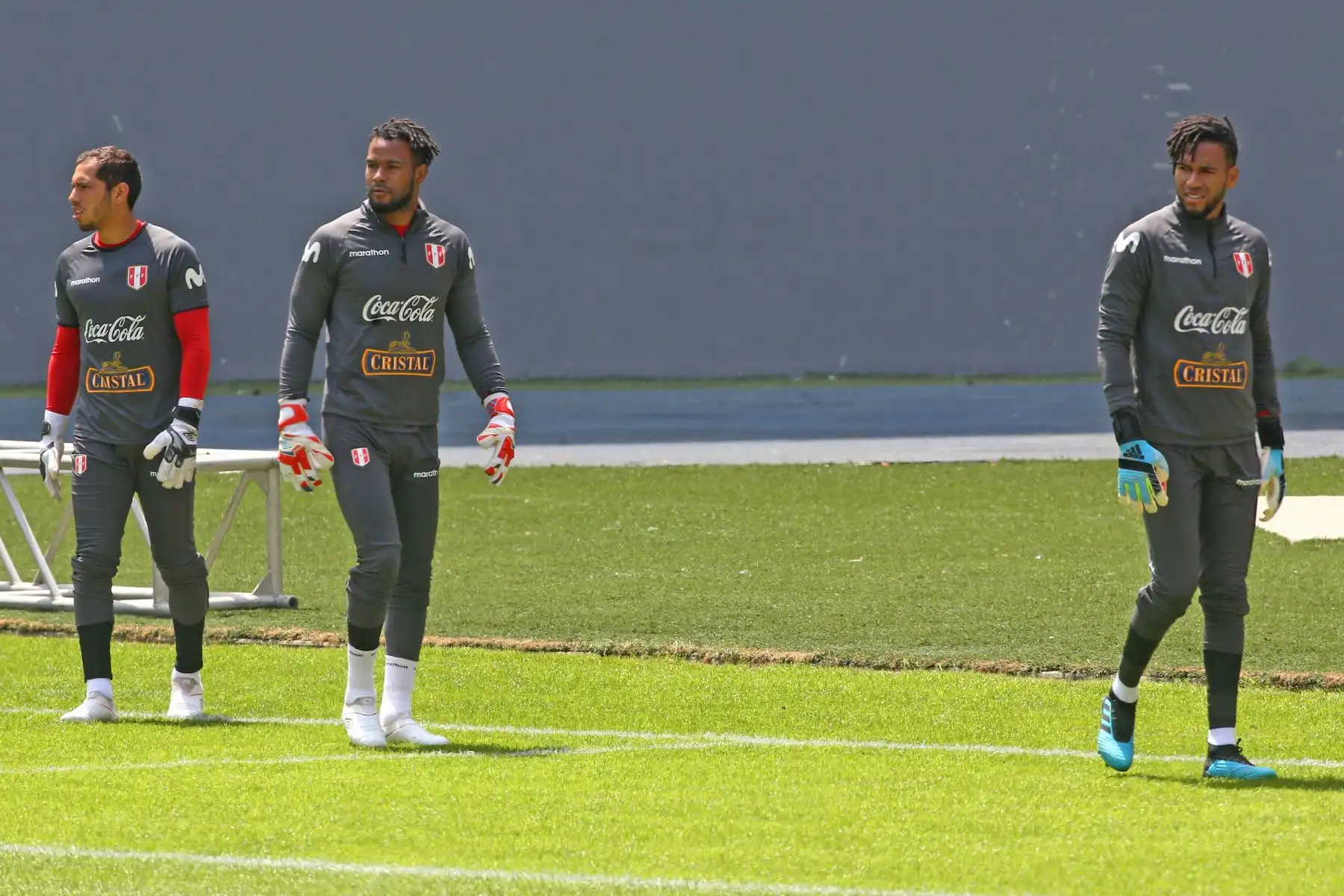 Los arqueros Pedro Gallese, Carlos Cáceda y Patricio Alvarez durante el entrenamiento de la selección peruana en el Estadio Nacional con miras al duelo que sostendrá ante su similar de Uruguay. Foto: ANDINA/Héctor Vinces