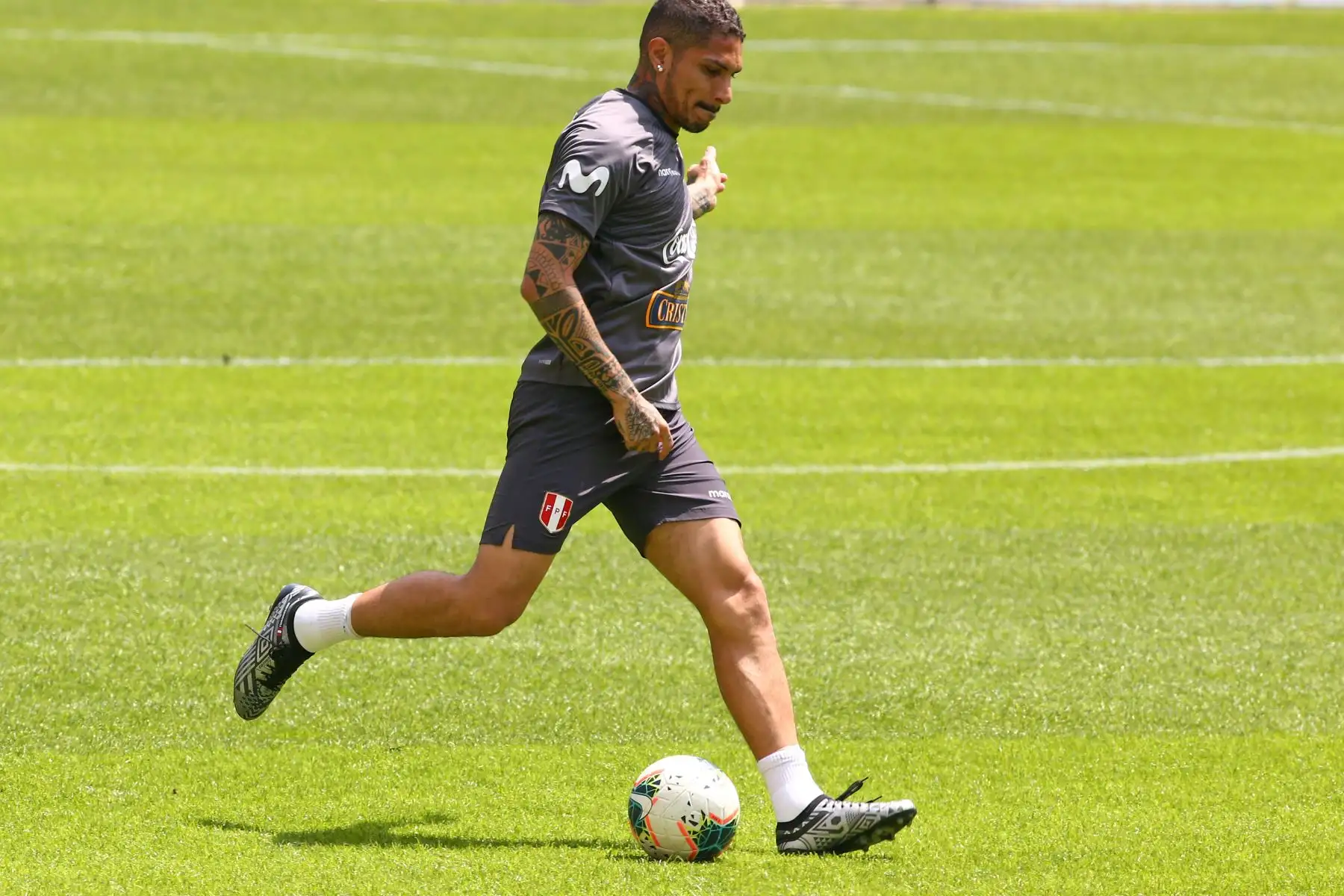 Paolo Guerrero, durante el entrenamiento de la selección peruana en el Estadio Nacional con miras al duelo que sostendrá ante su similar de Uruguay. Foto: ANDINA/Héctor Vinces