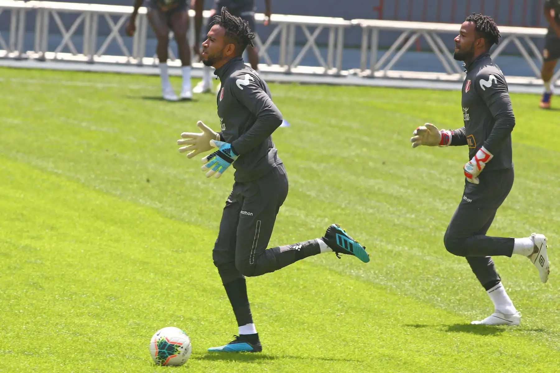 Los arqueros Pedro Gallese, Carlos Cáceda y Patricio Alvarez durante el entrenamiento de la selección peruana en el Estadio Nacional con miras al duelo que sostendrá ante su similar de Uruguay. Foto: ANDINA/Héctor Vinces