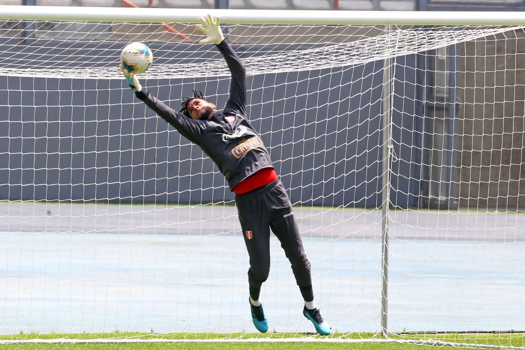 El arquero Pedro Gallese, durante el entrenamiento de la selección peruana en el Estadio Nacional con miras al duelo que sostendrá ante su similar de Uruguay. Foto: ANDINA/Héctor Vinces