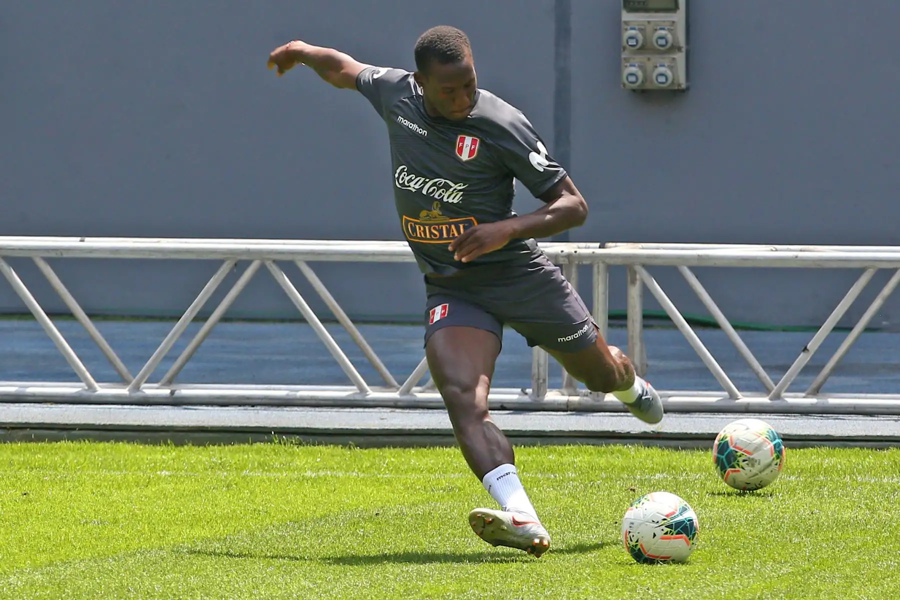 Luis Advíncula, durante el entrenamiento de la selección peruana en el Estadio Nacional con miras al duelo que sostendrá ante su similar de Uruguay. Foto: ANDINA/Héctor Vinces
