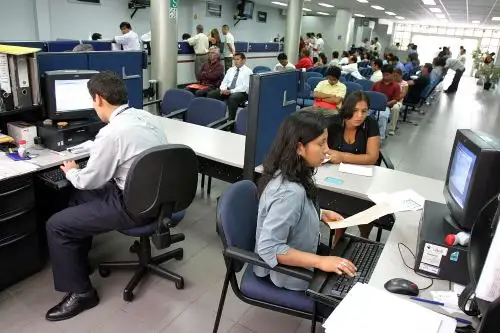 Las recomendaciones que se hacen a todas aquellas personas que trabajan sentadas son: cronometrar el tiempo que permanecen sentados, un tiempo de una hora máximo es lo indicado, luego levantarse de la silla y realizar alguna otra actividad que no requiera sentarse, al menos 10 minutos. Foto: Andina