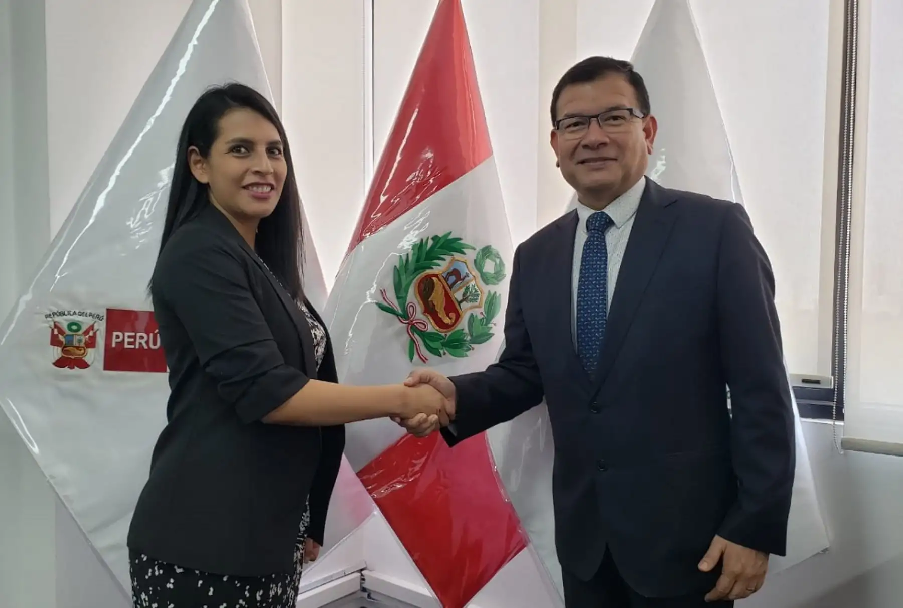Ministro de Agricultura y Riego, Jorge Montenegro, y la directora ejecutiva de Agro Rural, Jodie Ludeña Delgado. Foto: Cortesía.