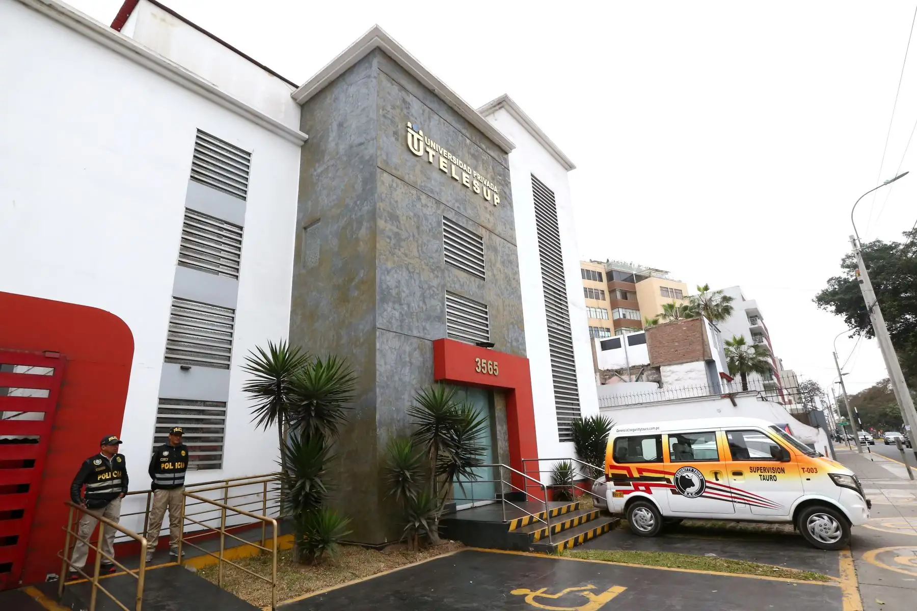 Un equipo de fiscales del equipo Lava Jato, vienen realizado una diligencia de allanamiento en la Escuela de Posgrado Telesup. Foto: ANDINA/ Melina Mejía