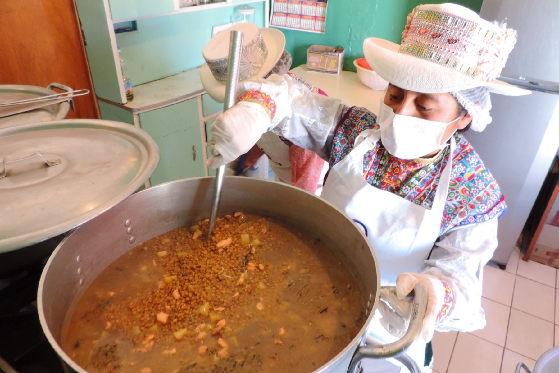 Un total de 136,990 mujeres rurales forman parte de los comités de alimentación escolar del programa Qali Warma.