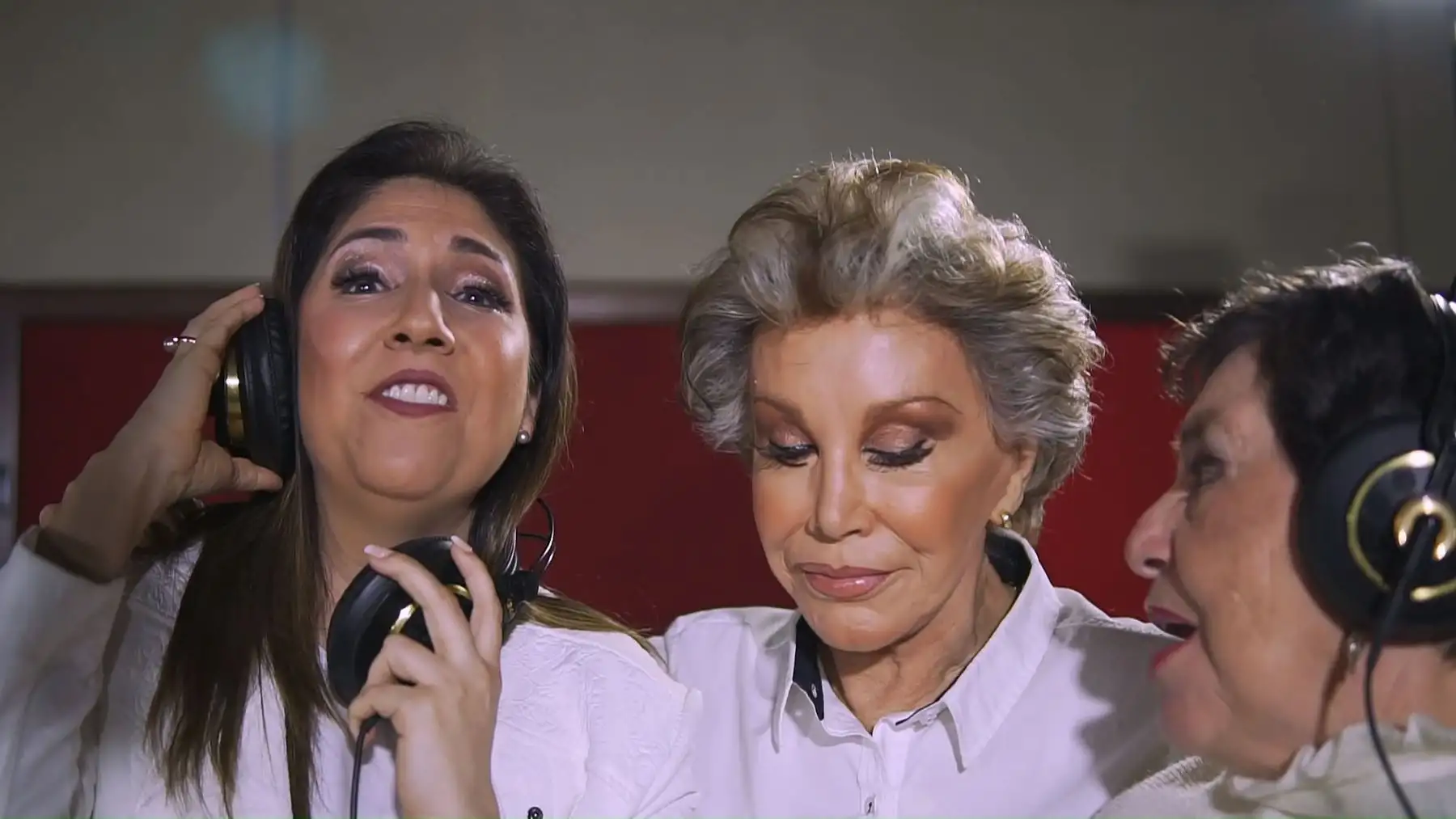 Cecilia Bracamonte en la grabación de tema que lucha para combatir el cáncer de mama.