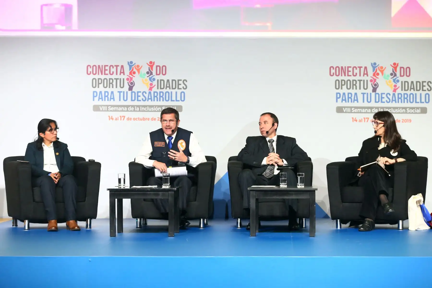 Monica Meza, de la Dirección General de Gestión de Riesgo de Desastre; Jorge Luis Chávez, Jefe del INDECI; David Ramos, viceministro de Vivienda y urbanismo y Roxana Barrantes, investigadora del Instituto de Estudios Peruanos,  participan    en la VIII Semana de la Inclusión Social. Foto: ANDINA/Melina Mejía