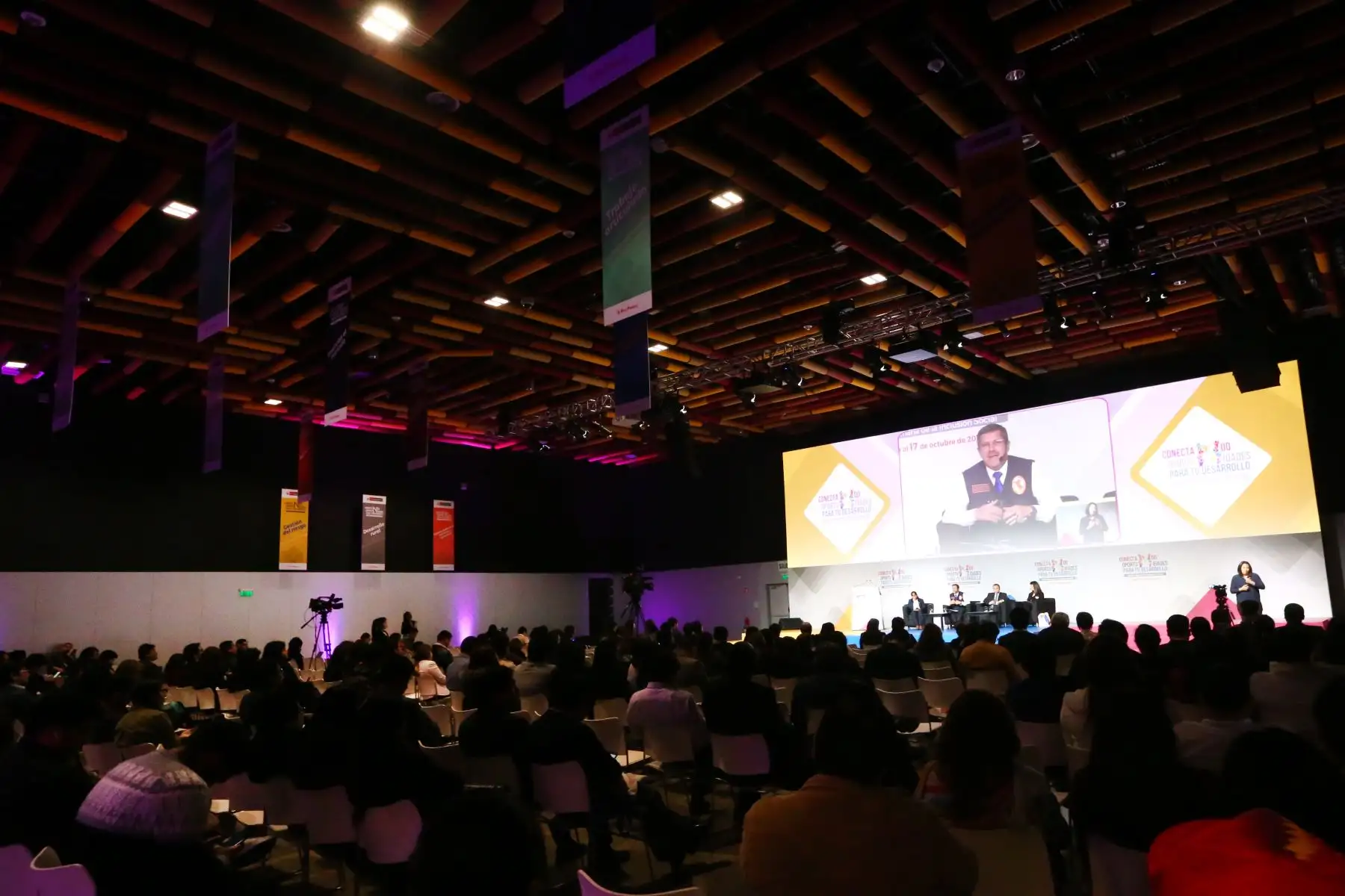 Monica Meza, de la Dirección General de Gestión de Riesgo de Desastre; Jorge Luis Chávez, Jefe del INDECI; David Ramos, viceministro de Vivienda y urbanismo y Roxana Barrantes, investigadora del Instituto de Estudios Peruanos,  participan    en la VIII Semana de la Inclusión Social. Foto: ANDINA/Melina Mejía