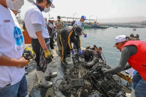 En el fondo marino en el desembarcadero pesquero artesanal Quilca (Arequipa) se recolectaron 4.2 toneladas de residuos sólidos.