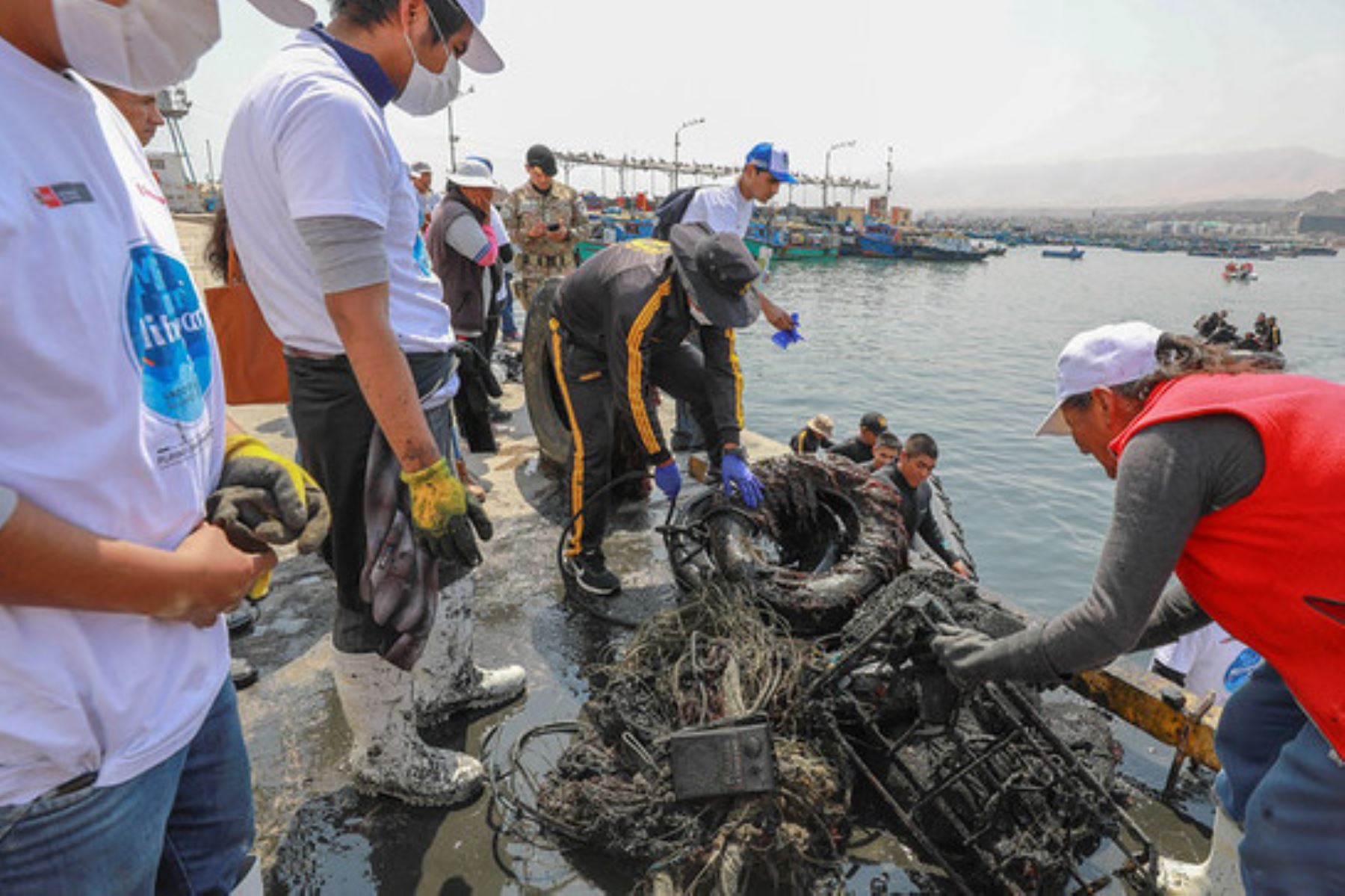 En el fondo marino en el desembarcadero pesquero artesanal Quilca (Arequipa) se recolectaron 4.2 toneladas de residuos sólidos.